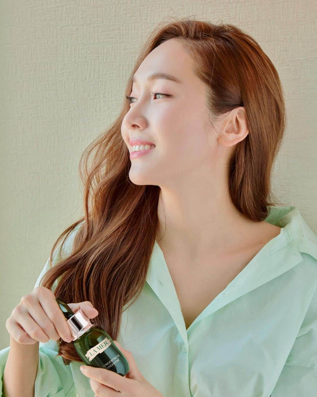 ジェシカ さんのインスタグラム写真 - (ジェシカ Instagram)「Who loves #TheConcentrate from @lamer as much as I do? Stay tuned to find out why I love this miracle in a bottle so much! 🌊✨  #LaMerInfluencer #ad」8月11日 18時12分 - jessica.syj