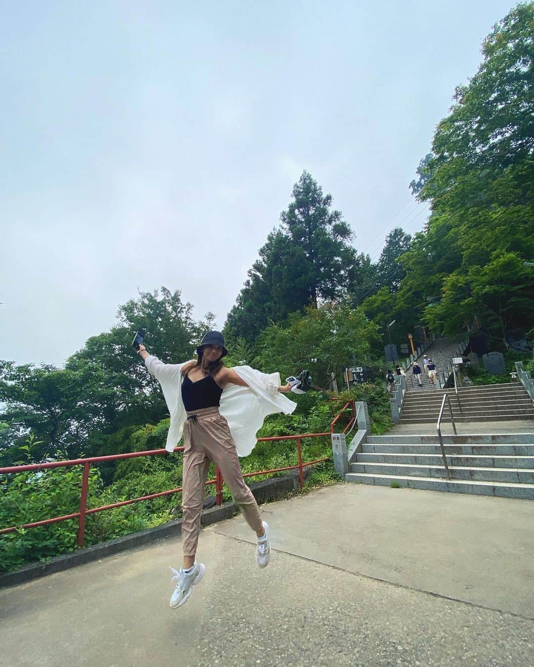 上原歩さんのインスタグラム写真 - (上原歩Instagram)「自然と触れ合いに🌳🌳🌳  ケーブルカーをおりて 往復1時間ほどの山の頂上にある神社までお散歩しました  とはいえ35°なので片道歩いただけで ゼーゼーハーハー汗だくでしたが  道に咲く花や生茂る草木か清々しく  最近なかなか運動する時間がとれていなかったのでとてもリフレッシュできました！！ やっぱり自然は最高✨ JUMP🏃‍♀️  #love #life  #natural #mountain」8月11日 18時16分 - ayumiuehara
