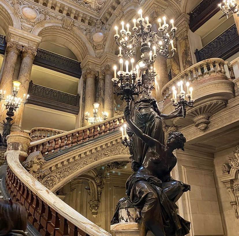 フランス大使館さんのインスタグラム写真 - (フランス大使館Instagram)「【#日本人が見たフランス 📷 】「マスカレード！仮面舞踏会！🎭マスカレード🎶」とオペラ座の階段を見て『オペラ座の怪人』の音楽が鳴り響いたという @iammaika.n さん。とっても絵になる素敵な写真をありがとうございます✨確かにオペラ座の美しさは私達の想像力を刺激しますね...🥀」8月11日 18時17分 - ambafrancejp