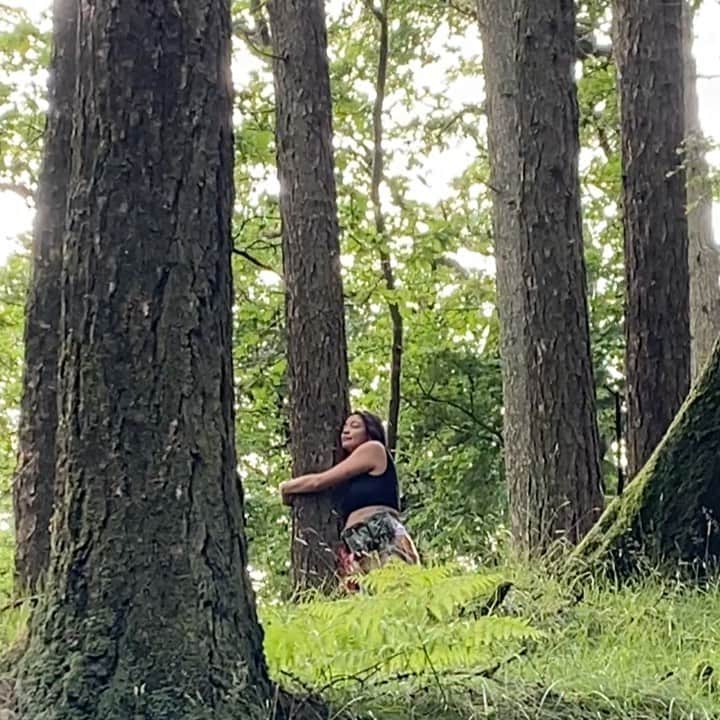 ナオミ・シマダのインスタグラム：「🧚🏽‍♀️ hugging/loving in 2020 🧚🏽‍♀️」
