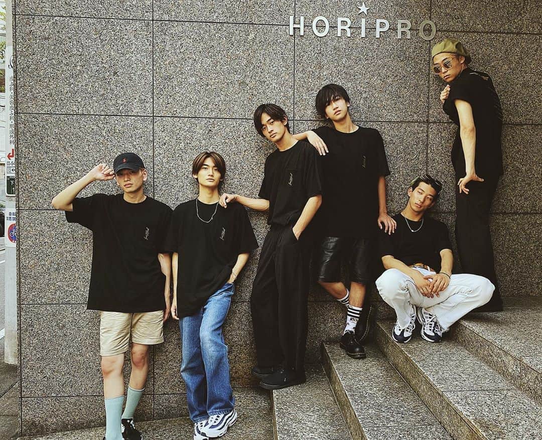 古幡亮（WATWING）のインスタグラム：「. . WATWING Official Goods 発売決定！！！ Tシャツをメンバーで着たぜ〜 . #watwing #officialgoods」