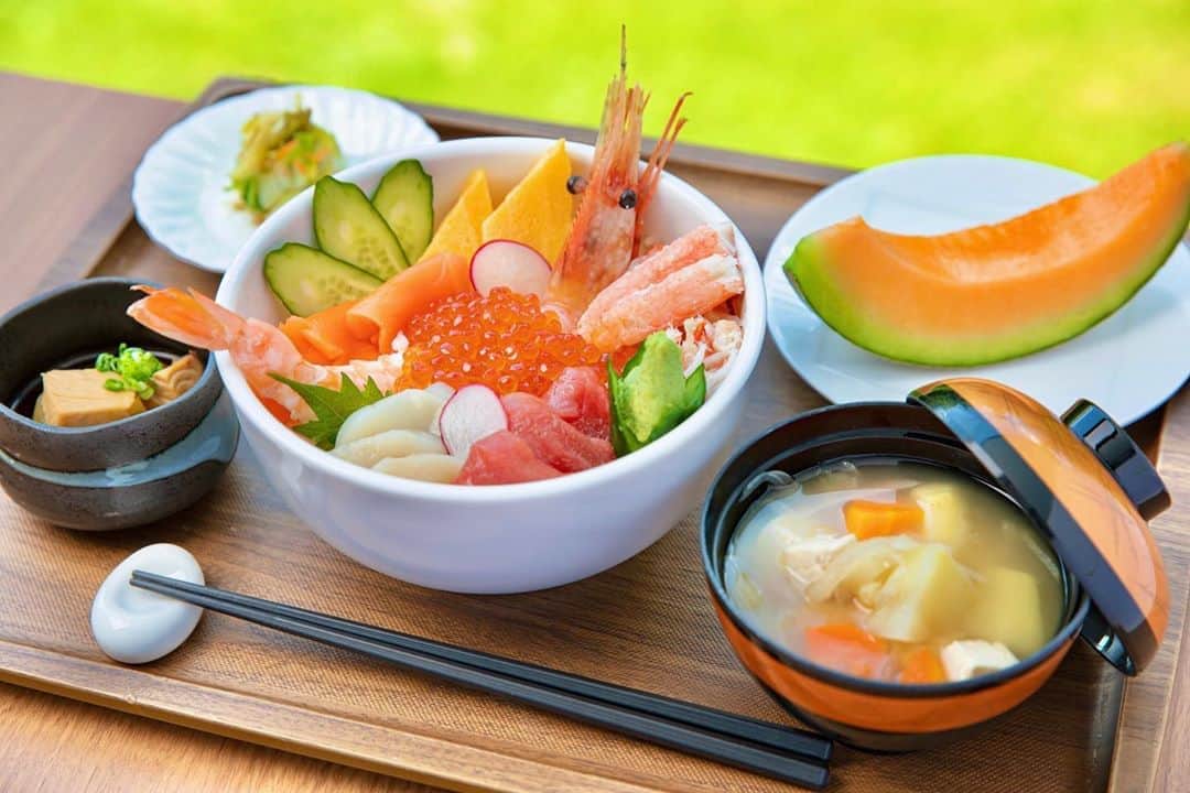 星野リゾート　トマムさんのインスタグラム写真 - (星野リゾート　トマムInstagram)「レストラン「三角（ミカク）」の朝食では、期間限定で海鮮丼を提供中です。いくらやカニなど、北海道ならではの海鮮をふんだんに使用しています。デザートに赤肉のメロンも一緒にお楽しみください🍈  The restaurant's Mikaku breakfast serves seafood bowls for a limited time.  Please enjoy  variety kinds of seafood and slice of melon together as a dessert🍈  #HoshinoResorts #星野リゾート #tomamu #トマム #risonaretomamu #リゾナーレトマム #risonare #リゾナーレ #北海道 #Hokkaido #北海道旅行 #星野集團 #Hokkaidotrip #Japan #japantravel #絶景  #旅行気分 #おうちで旅体験 #オンライン旅行 #海鮮丼 #メロン #赤肉メロン」8月11日 18時28分 - hoshinoresorts_tomamu