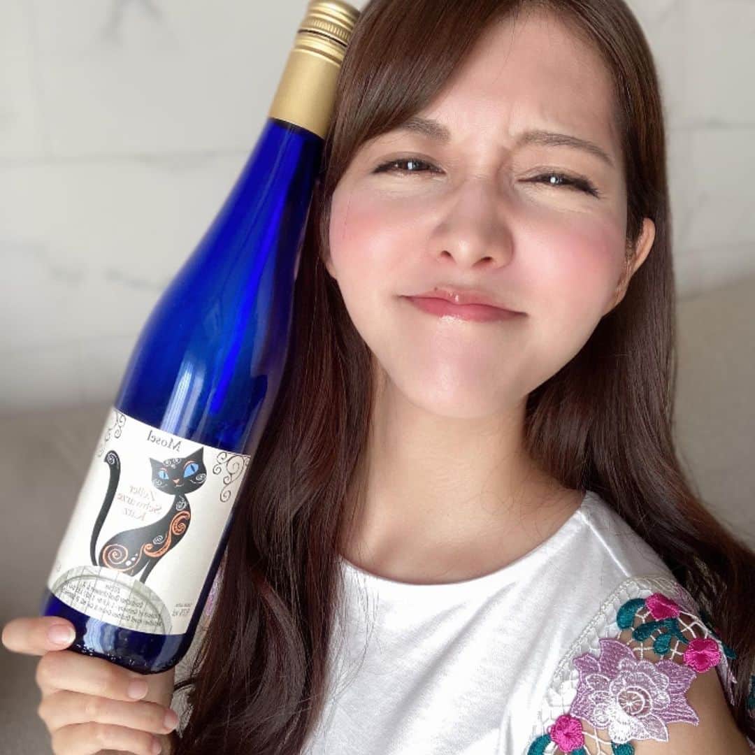 石川彩夏さんのインスタグラム写真 - (石川彩夏Instagram)「▷▶︎▷▶︎🐱💓 * #KALDI で見かけて、飲めないのに買っていたこのワイン🍷 (パケ買いだよね😂笑) 2号車勝ったのが嬉しくて開けちゃった🤭笑 甘くて飲みやすくて、お酒飲めない私でも大丈夫でした🐱 *」8月11日 18時30分 - ayaka0711zi