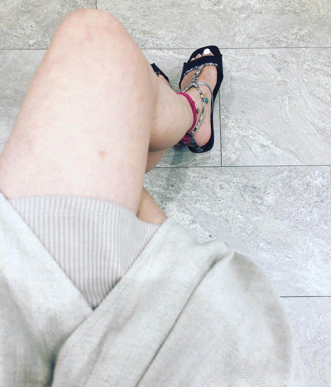 阿部洋子さんのインスタグラム写真 - (阿部洋子Instagram)「👟👞👢👡👠 #今日の靴  らくちんサンダルに頼りがちな夏。 座ると、 スカートが思いがけなくはだけるけど、 きっとそれは夏のせい。  指の具合が悪く、とうとう病院へ。 まさかの2時間待ちー！  連休明けだからなのか、 お盆休み前だからなのか、 激混み。 文庫本、読み終わったよねー  レントゲン結果は異常なし。 ほかの検査結果はまた来週。  2時間あったら、仙台帰れるなー とか思いながら、お会計。  おなかへってきた。 飲みたいな。  #shoes #shoestagram #shoeslover #shoesoftheday #shoesaddict #sandals #ぺったんこ #sotd #ootd」8月11日 18時30分 - hirocoring