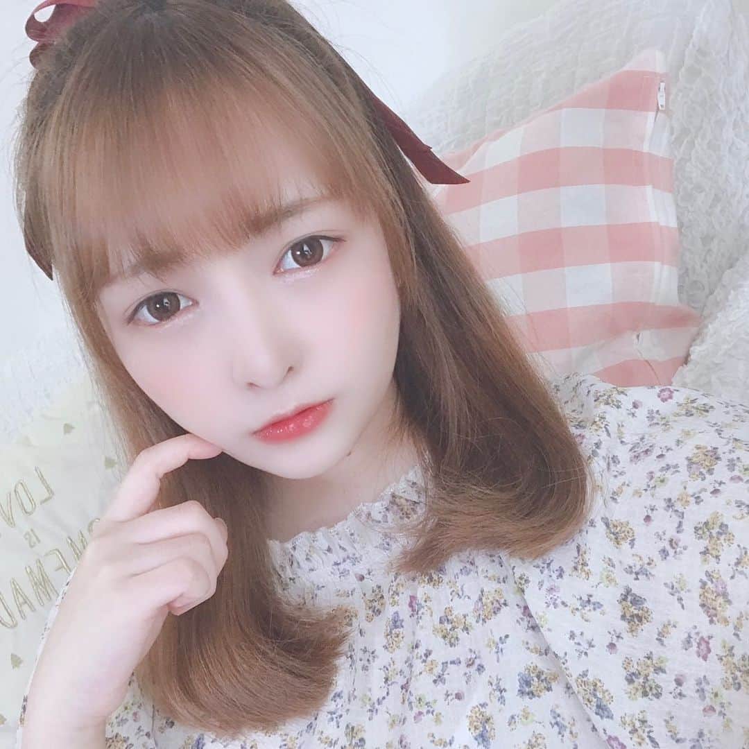 椎名あつみのインスタグラム：「さぁやさんプロデュースの カラコンいただいたのー🥰  つけた瞬間うるうるちゅるん になってなにこれなにこれ！？ ってなった！笑🥺❤️❤️  びっくりするくらい 一気に盛れるしかわいい🥰❤️  ワンデーだから大切につけてる🥰 いまいちばんのお気に入りっ✨  ずっとカラコンおなじの つかいつづけてたけど これは最高にかわいすぎたよ！✨  メルシェさんオススメっ🥰❤️❤️  #pr  #カラコン」