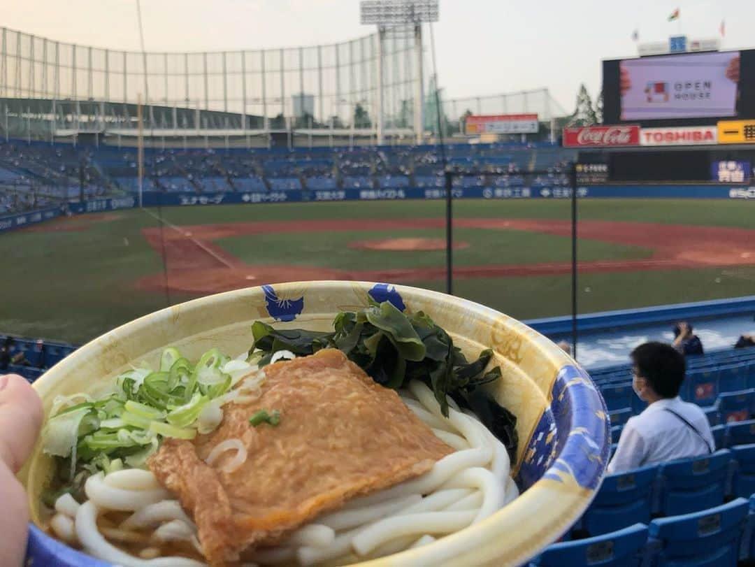 橘ゆりかさんのインスタグラム写真 - (橘ゆりかInstagram)「⛱🏟⚾️﻿ ﻿ ﻿ お久しぶりに！﻿ 神宮へヤクルトの応燕に行ってきました⚾️﻿ ﻿ 手拍子は起こるけどセミの声が聞こえるほどの静けさがあって不思議な感じだったなぁ…﻿ すわほー出来なかったけど楽しんできたよ🥺🥺﻿ ﻿ 小さいヘルメットかわいい🍨❣️﻿ ﻿ ﻿  #swallows #baystars #ヤクルトスワローズ #神宮球場 #野球観戦 #東京ヤクルトスワローズ #スワローズ #冷やしうどん #橘ゆりか #東京音頭 #夏の思い出 #燕女子 #baseball #tokyoyakultswallows」8月11日 18時31分 - yuricalcal