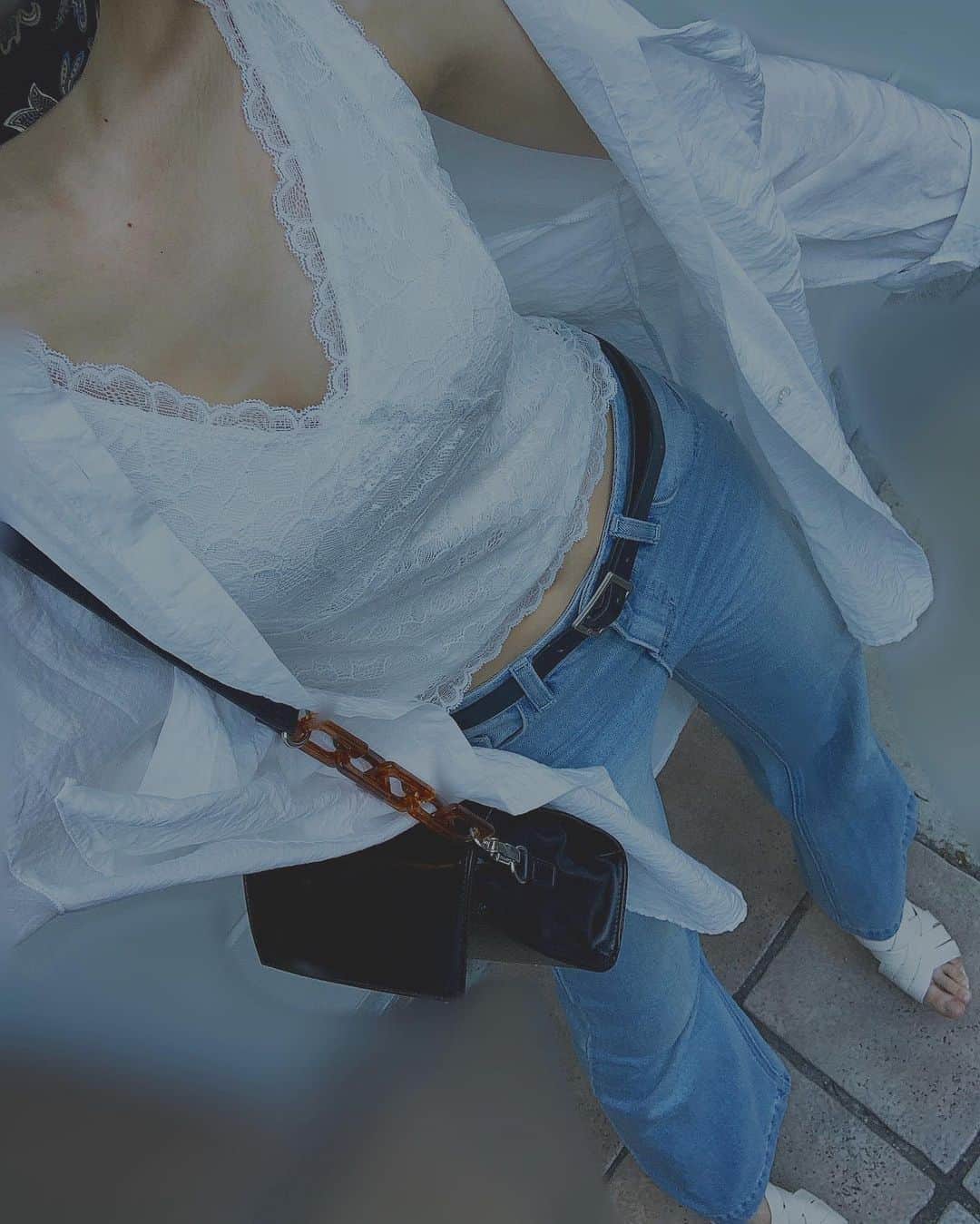 桑名利瑠のインスタグラム：「. . . today's.coordinate...❤︎ . tops...GU denim...evris  bag...evris  shirt...murua choker...murua . 오늘의 코디네이터 . . . #fashion #outfit #outfitoftheday #followforfollowback #followｍe #makeup #make #instafashion #instalike #instagood #instadaily #photo #ポートレート #photooftheday #selfie #l4l #selca #夏 #evris #murua #ワイドデニム #code #コーディネート #シアーシャツ #아이돌 #패션 #모델 #도쿄 #gu #プチプラ」