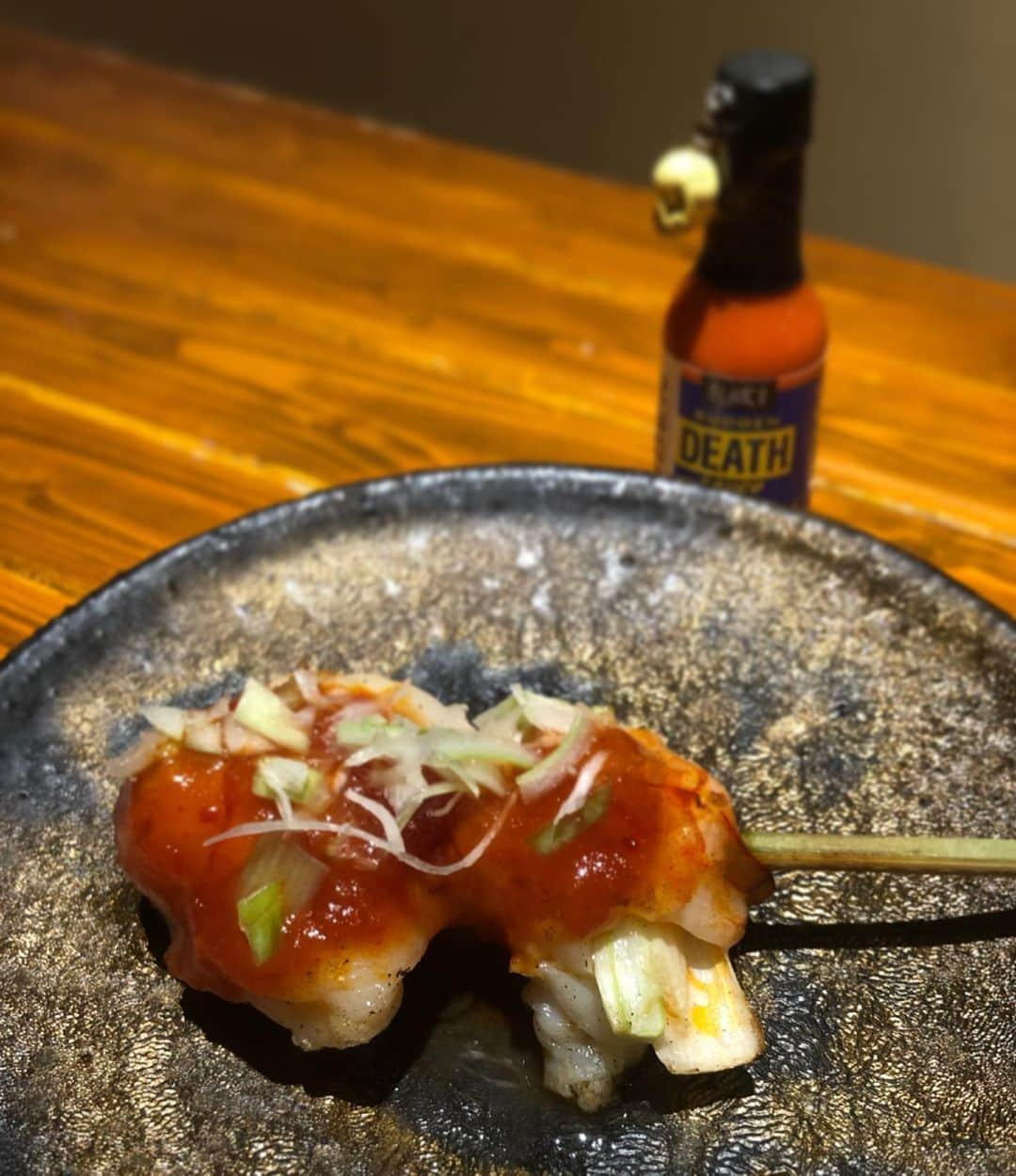 野菜巻き串ともつ鍋 おくおのインスタグラム：「🔥灼熱？！の海老チリ串🦐  プリップリの海老に自家製ちりソースをかけて 仕上げました。  あの〇〇ソースを使った追いソースでお好みの辛さに！！ 辛さの限界に挑戦してみて下さい^o^  #天神橋筋六丁目　#天六　#天満　#天満のみ　#串焼き #野菜　#野菜巻き　#博多串焼き　#うにく　#フォアグラ　#ヘルシー　#もつ鍋　#おいしい　#おくお　#レバー　#牛タン　#個室　#女子会　#レモンフィズ #和牛　#ワイン　#本格中華　#プリプリ海老　#エビチリ　#激辛」