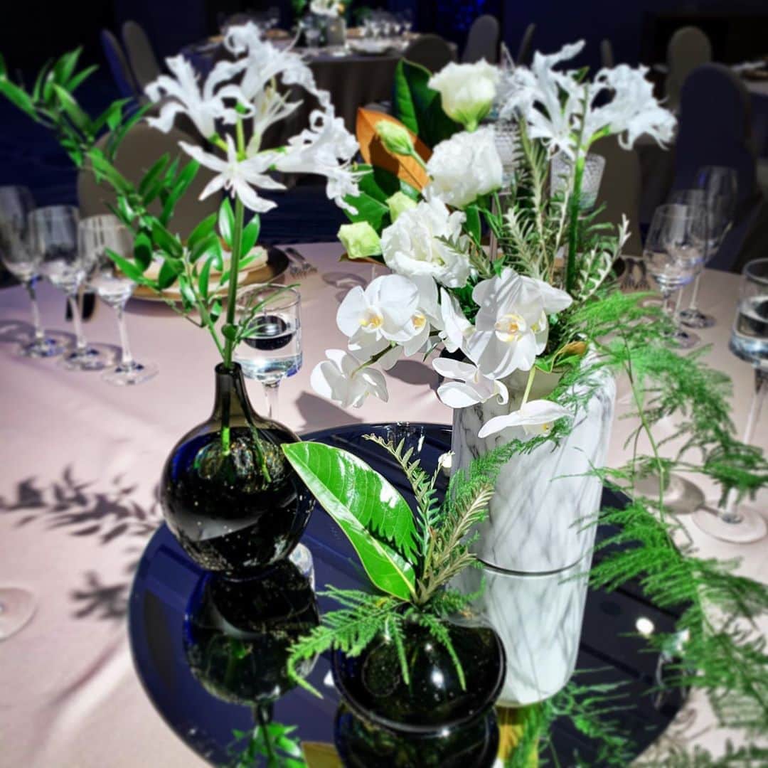 スイスホテルロマンスさんのインスタグラム写真 - (スイスホテルロマンスInstagram)「品よく清楚なイメージのテーブルコーデ。ラウンドではなく花器に入れることでスタイリッシュな印象に。A table coordination with an elegant and neat image.  Put it in a vase instead of round for a stylish look. #ここからはじまりここから繋がる  #スイスホテル花嫁  #洗練された時  #2人だけの時間  #スイスホテル南海大阪  #スイスホテルウエディング  #スイスホテルロマンス  #大阪結婚式  #ホテルウエディング  #ホテル婚  #swissotelnankaiosaka  #swissotelwedding  #swissotelromance  #osakawedding  #wedding  #hotelwedding  #ALLSAFF」8月11日 18時34分 - swissotel_wedding