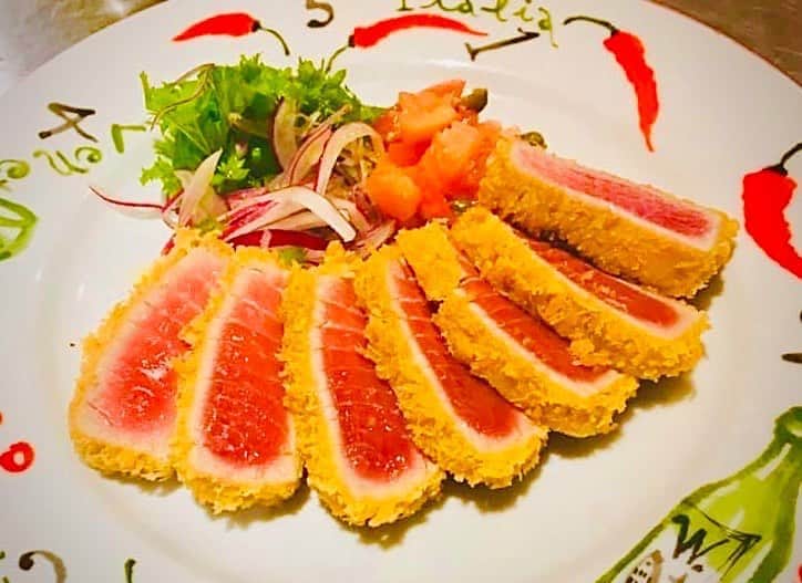のインスタグラム：「マグロを使ったレアカツ🤤🤤  美味しい美味しいマグロにパン粉をつけて、中に火が入らないように注意しながらシェフが仕上げます❤️ 美しい断面ですね🤤🤤🤤  アクセントでさっぱりとしたケッカソースを乗せて召し上がって見てください‼️ 相性抜群です😁  本日もお待ちしております‼️ #uokinstagram#uokin#魚金#マグロ#カツ#美味しいもの#さっぱり#贅沢#yummy#東京グルメ#レモンサワー#魚好きな人と繋がりたい」
