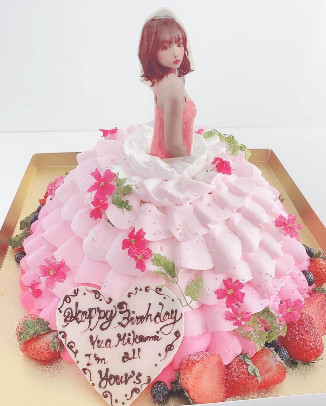 三上悠亜さんのインスタグラム写真 - (三上悠亜Instagram)「﻿ @yours_yuamikami の﻿ 撮影でした💐﻿ ﻿ 撮影終わりにこんな可愛いケーキで﻿ お祝いしてもらっちゃいました🎂♡﻿ 嬉しかった〜🥺💞﻿ ﻿ YOUR’Sの新作楽しみにしててね🤎」8月11日 18時37分 - yua_mikami