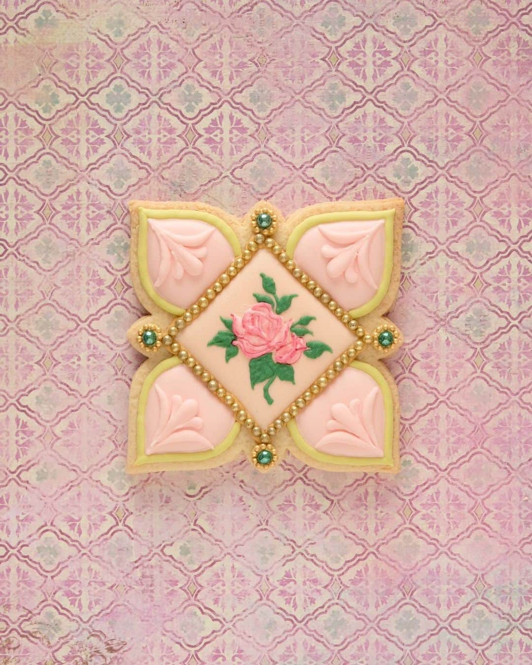 KUNIKAさんのインスタグラム写真 - (KUNIKAInstagram)「This cookie inspired by Peranakan tiles 🌞﻿ ﻿ コメントで教えていただいた、プラナカンタイルっぽいデザインのタイルクッキーを作ってみました🌸 カラフルで、模様が細かすぎず、とても可愛い🤍﻿ いつか、本物を見にシンガポール行ってみたいな...!﻿ ﻿ #artofkunika」8月11日 18時38分 - _kunika_