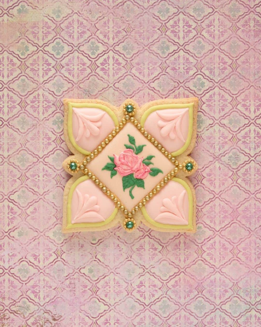KUNIKAのインスタグラム：「This cookie inspired by Peranakan tiles 🌞﻿ ﻿ コメントで教えていただいた、プラナカンタイルっぽいデザインのタイルクッキーを作ってみました🌸 カラフルで、模様が細かすぎず、とても可愛い🤍﻿ いつか、本物を見にシンガポール行ってみたいな...!﻿ ﻿ #artofkunika」