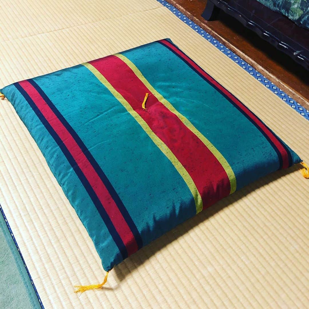 林ゆうきさんのインスタグラム写真 - (林ゆうきInstagram)「デクくんって感じの座布団を発見した。I found a cushion that looks like a deku.  #myheroacademia #heroacademia」8月11日 18時49分 - yukihayashi1231