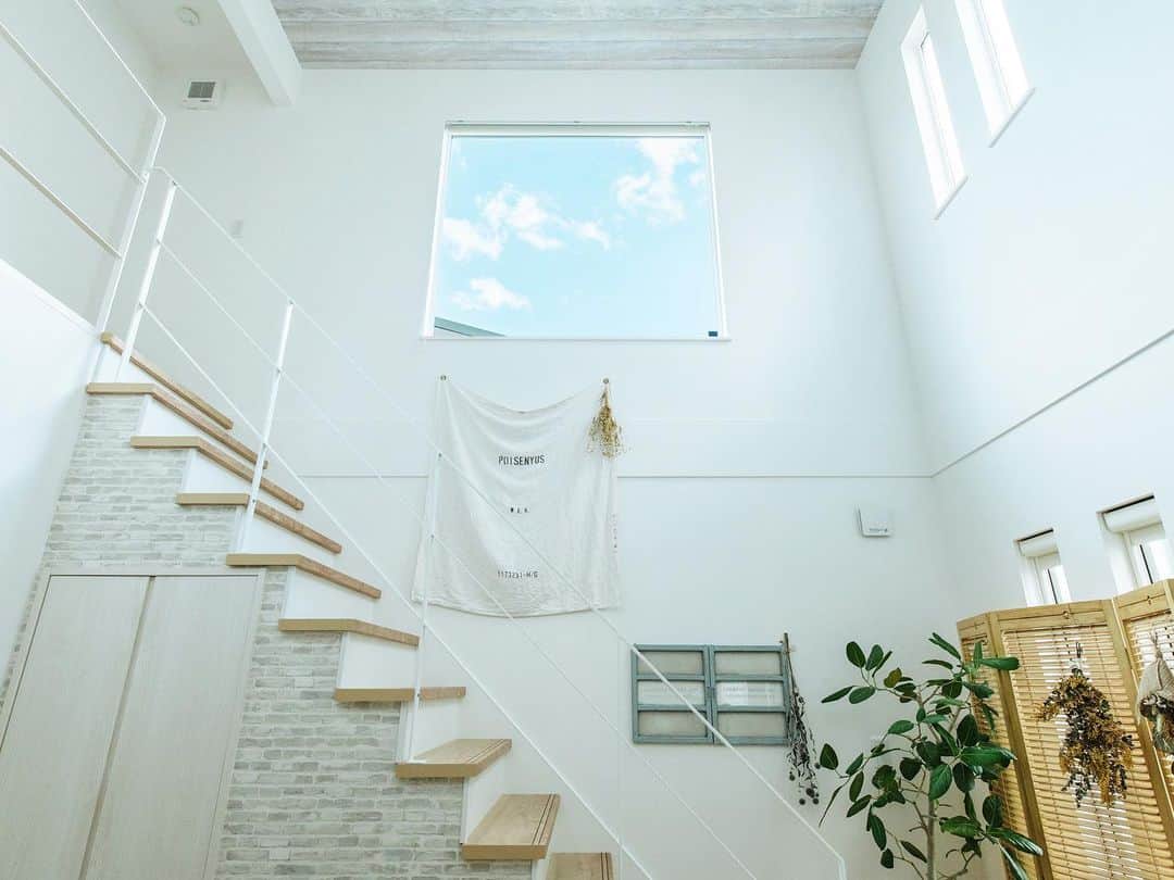 ZERO-CUBE+FUNさんのインスタグラム写真 - (ZERO-CUBE+FUNInstagram)「LIFE LABELマガジン﻿ 愛知県H様の「暮らしのインタビュー」Part2😇﻿ ﻿ 白色の壁紙が明るい印象の室内にあるのは﻿ ナチュラルで統一感のあるインテリア🌳﻿ ﻿ これらはお気に入りのアンティークショップや﻿ 大好きな作家さんから購入したものがほとんど🧵﻿ 実際に目で見て納得したものを選ぶことがモットーの 旦那さまが﻿1つ1つ選んだ自慢のコレクションが、 まるでお店のように並んでいます🧺﻿ ﻿ ナチュラル、ヴィンテージ、アンティーク……と﻿ 1部屋ごとにテーマが違うこだわりのお部屋も必見🌟﻿ ﻿ 続きは @lifelabel_official のURLからご覧ください♫﻿ ﻿ ﻿ #lifelabel #ライフレーベル #zerocube #ゼロキューブ #四角い家 #白い家 #ゼロキューブマリブ #マイホーム作り #マイホーム #戸建て #新築 #規格住宅 #キッチン #鉄骨階段 #鉄骨階段 #アンティーク #ガーデニング #庭アレンジ #ドライフラワー #お家でアウトドア #ウッドデッキ #スラックライン #暮らしを楽しむ #庭づくり #庭のある暮らし #外構 #植物のある暮らし #ヴィンテージ #おうち時間 #暮らしのインタビュー」8月11日 18時43分 - lifelabel_official