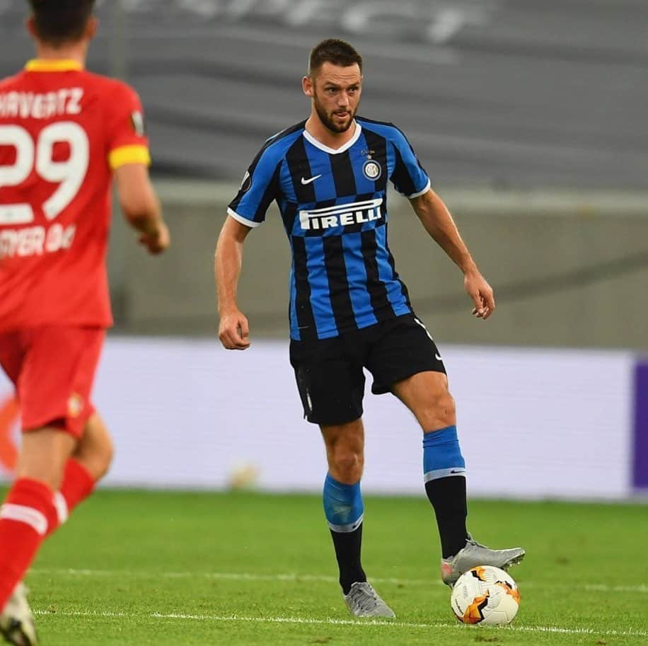 ステファン・デ・フライのインスタグラム：「Semifinal @inter ⚫️🔵 #UEL」