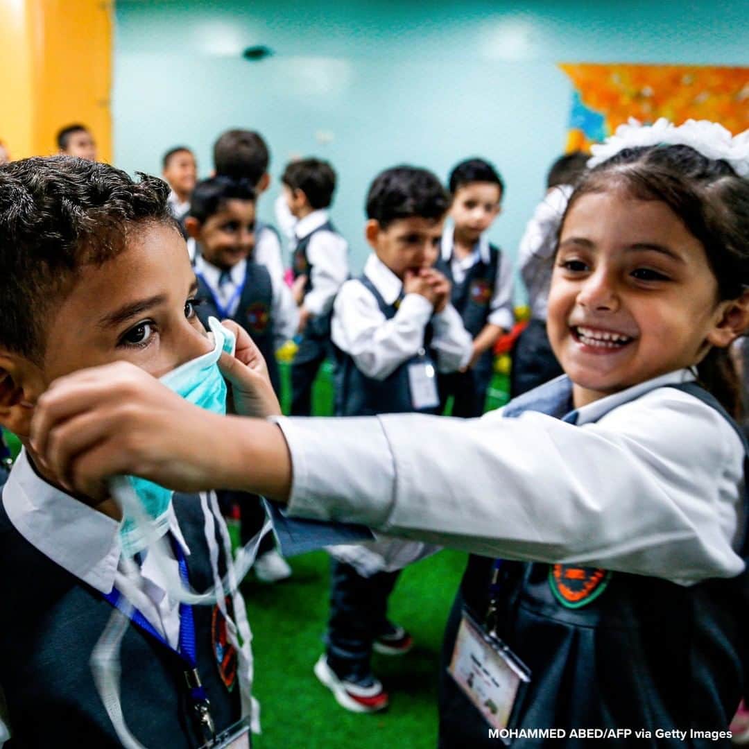 ABC Newsさんのインスタグラム写真 - (ABC NewsInstagram)「Girl applies a mask onto the face of a classmate during an awareness session about COVID-19 held by a local kindergarten in Gaza City. #coronavirus #facemask」8月11日 18時44分 - abcnews