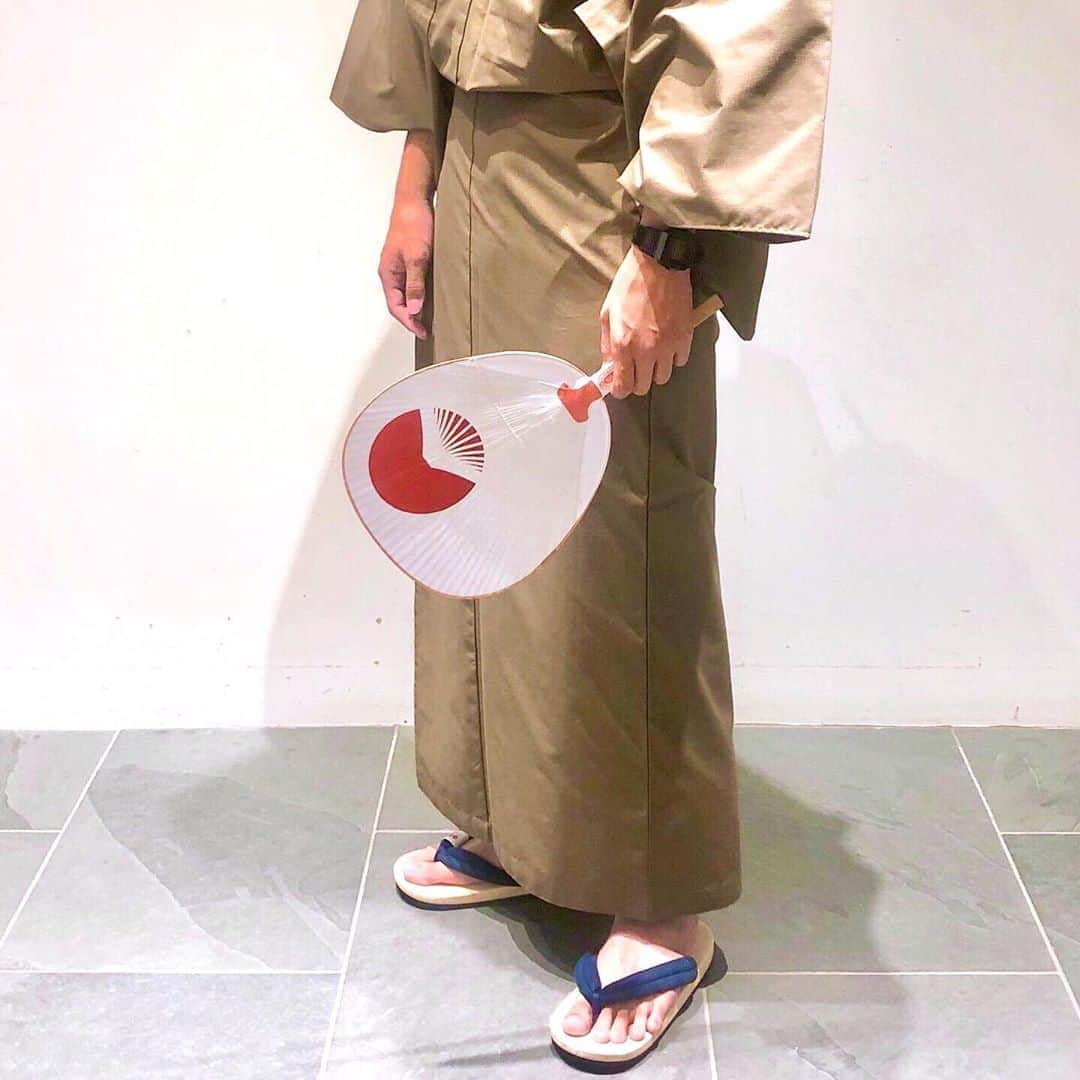 BEAMS JAPANさんのインスタグラム写真 - (BEAMS JAPANInstagram)「＜きものやまと × snow peak / OUTDOOR KIMONO ファイヤーレジスタンス＞ 日本の着物で楽しむ日本らしいアウトドア“キモノ”創りたい、 という想いから誕生した 「アウトドアシーンで気軽に着ることができるOUTDOOR KIMONO」。   FR（ファイアーレジスタント）シリーズは 難燃性と撥水性を備え ハリ感のある生地で 着物のシルエットが粋な佇まいを演出します。  デザインは帯をなくしても着用できるよう 腰ひも留めを付き。  バックルベルトで簡単に調整でき、 気軽に着られる構造が魅力です。  和装の美しさを損なわないように仕立てられた 『OUTDOOR KIMONO』は ＜きものやまと＞と＜snow peak＞とのコラボレーションで誕生した、 全く新しいコンセプトのアイテムです。 アウトドアシーンでキモノを気軽に楽しみませんか？ .  適正身長(UNISEX) M:160～165cm L:165～170cm XL:175〜180cm  BEAMS JAPAN 1F ☎︎ 03-5368-7314 #beams  #beamsjapan  #beamsjapan1st  #ビームスジャパン #新宿 #新宿三丁目 #日本製 #madeinjapan #newarrival #limitededition #snowpeak#kimono #outdoorkimono #アウトドア#outdoor #着物#限定#アウトドアきもの」8月11日 18時47分 - beams_japan
