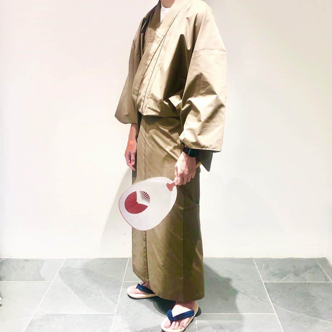 BEAMS JAPANさんのインスタグラム写真 - (BEAMS JAPANInstagram)「＜きものやまと × snow peak / OUTDOOR KIMONO ファイヤーレジスタンス＞ 日本の着物で楽しむ日本らしいアウトドア“キモノ”創りたい、 という想いから誕生した 「アウトドアシーンで気軽に着ることができるOUTDOOR KIMONO」。   FR（ファイアーレジスタント）シリーズは 難燃性と撥水性を備え ハリ感のある生地で 着物のシルエットが粋な佇まいを演出します。  デザインは帯をなくしても着用できるよう 腰ひも留めを付き。  バックルベルトで簡単に調整でき、 気軽に着られる構造が魅力です。  和装の美しさを損なわないように仕立てられた 『OUTDOOR KIMONO』は ＜きものやまと＞と＜snow peak＞とのコラボレーションで誕生した、 全く新しいコンセプトのアイテムです。 アウトドアシーンでキモノを気軽に楽しみませんか？ .  適正身長(UNISEX) M:160～165cm L:165～170cm XL:175〜180cm  BEAMS JAPAN 1F ☎︎ 03-5368-7314 #beams  #beamsjapan  #beamsjapan1st  #ビームスジャパン #新宿 #新宿三丁目 #日本製 #madeinjapan #newarrival #limitededition #snowpeak#kimono #outdoorkimono #アウトドア#outdoor #着物#限定#アウトドアきもの」8月11日 18時47分 - beams_japan