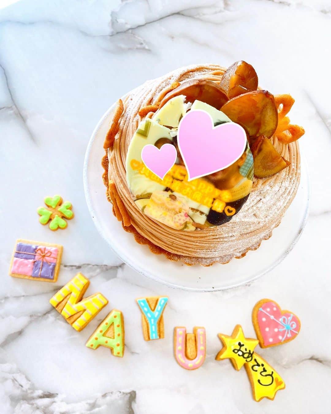 小林真由のインスタグラム：「嬉しいプレゼント👶🏼💓 ﻿ 退院日、綾夏から届いてた心のこもったケーキにうるうる.. 産後の疲れも吹っ飛んだ〜﻿ 1番好きなモンブラン🌰、プレゼント、カード、次々届くサプライズに感激でした。﻿ ﻿ 結局綾夏の出産エールの会以来会えてなくて、まずは出産の話を聞きたい😂﻿ 早く安心して会える世の中になりますように🥺﻿ ﻿ ﻿ ﻿ #出産 #サプライズ #ケーキ #クッキー #アイシングクッキー #男の子ベビー #ベビー #新生児 #二児の母 #newborn」