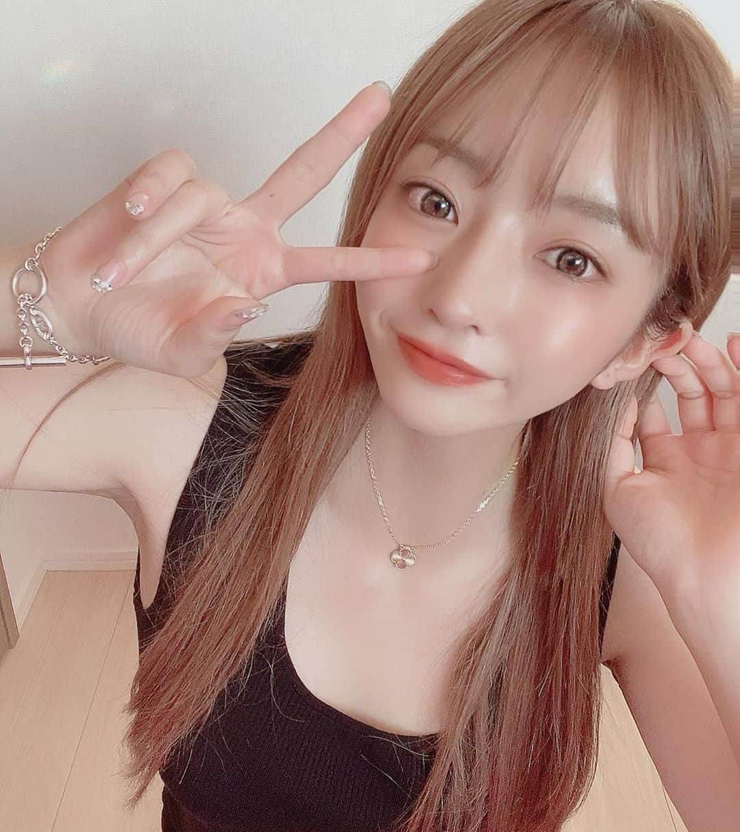 ERENAのインスタグラム：「太陽光ありがとう🌞 . . お休みなのでお化粧眉毛とRIPだけで ロサでエクステつけなおしてもらたよ🥺♥️♥️今まででさいっこうにいいエクステ😭😭❣️❣️びっくりしてる‼️笑 てか、ほっぺの肉が凄くてエクボみたいなんあるやん ピースも古いしなあ。なんかいいポーズないかな🥺」