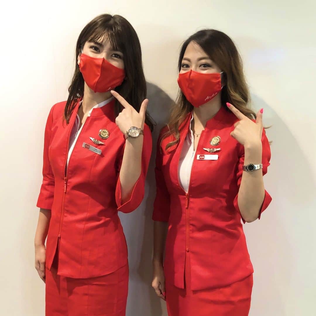 AirAsia (公式) のインスタグラム：「真っ赤なオリジナルマスクをしながら、感染症対策を徹底💡 毎便ごとの機内消毒はもちろん、飛行中も、トイレ等はこまめに消毒！ 安全、あんしんなエアアジアの新しい空の旅をぜひ体験してくださいね🌈  #エアアジア  #AirAsia #エアアジアオリジナルレッドマスク #コロナ対策 #冷感マスク」