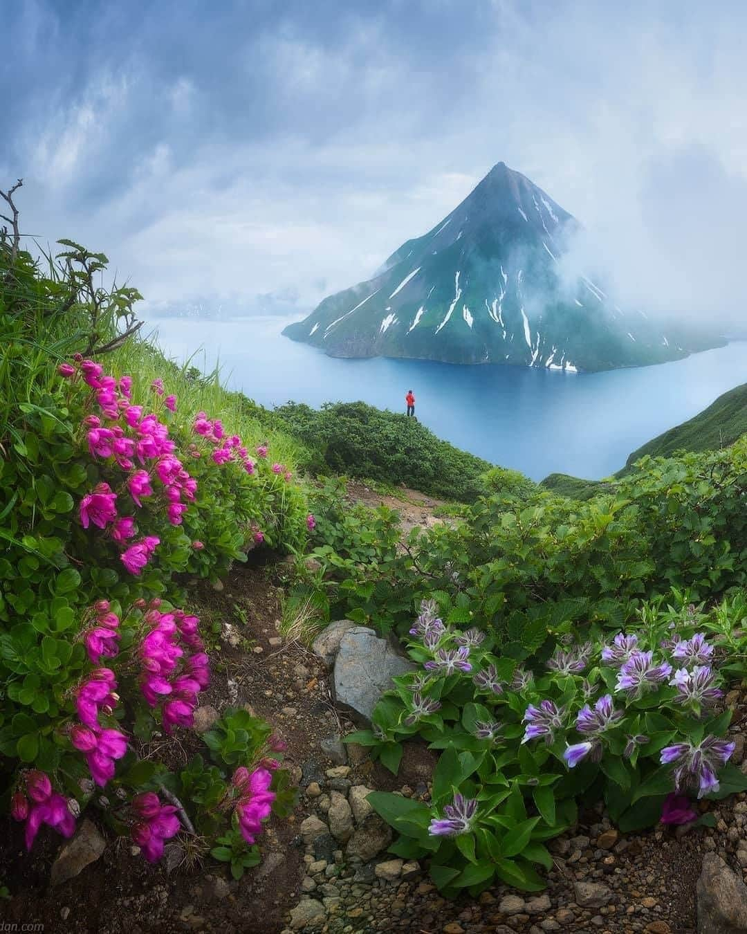 Discover Earthさんのインスタグラム写真 - (Discover EarthInstagram)「"That's an aerial panorama of Onekotan island in northern Kurils chain. Incredible masterpiece of nature - volcanic cone inside ring lake. A place so hard to reach and exciting to explore." #discoverrussia 🇷🇺 with @danielkordan  #Onekotan #island #volcano #volcanic #russia」8月11日 19時00分 - discoverearth