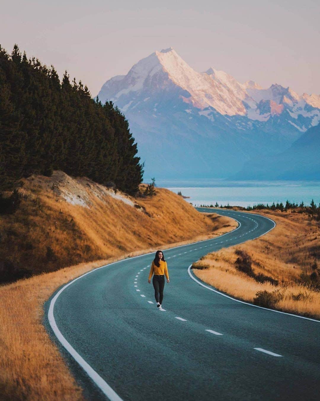Discover Earthさんのインスタグラム写真 - (Discover EarthInstagram)「“New Zealand’s landscape reminds me of home in the Canadian Rockies 🏔. From all the huge mountains to the blue glacial lakes, this place is rich with adventures waiting to be had. I had an opportunity to explore this beautiful place for nearly three weeks, and I felt like I barely scraped the surface. With countless hikes still left on my list, I can definitely see myself going back when all this madness comes to an end. What's one place, you're itching to revisit? 💭⁣” #discovernewzealand 🇳🇿 with @mikesugianto ft. @angelaliggs ⁣ #MountCook #newzealand #lake #sunset」8月11日 19時00分 - discoverearth
