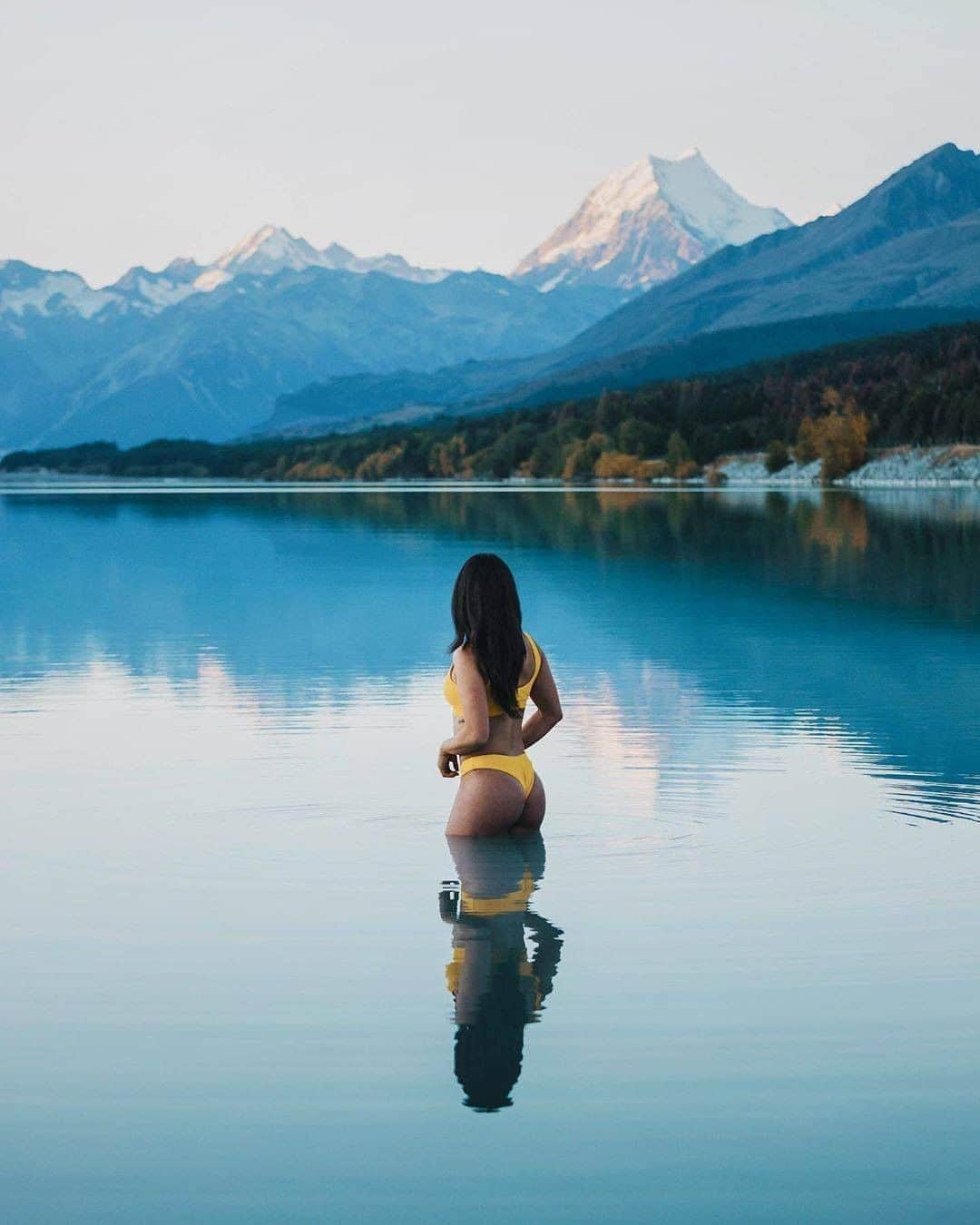 Discover Earthさんのインスタグラム写真 - (Discover EarthInstagram)「“New Zealand’s landscape reminds me of home in the Canadian Rockies 🏔. From all the huge mountains to the blue glacial lakes, this place is rich with adventures waiting to be had. I had an opportunity to explore this beautiful place for nearly three weeks, and I felt like I barely scraped the surface. With countless hikes still left on my list, I can definitely see myself going back when all this madness comes to an end. What's one place, you're itching to revisit? 💭⁣” #discovernewzealand 🇳🇿 with @mikesugianto ft. @angelaliggs ⁣ #MountCook #newzealand #lake #sunset」8月11日 19時00分 - discoverearth