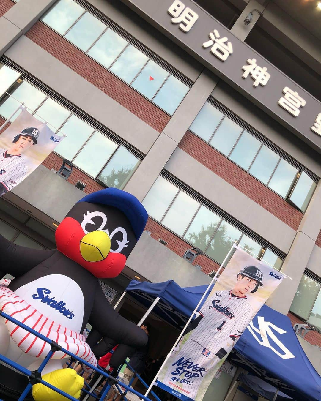 橘ゆりかさんのインスタグラム写真 - (橘ゆりかInstagram)「⚾️🐧⛱﻿ ﻿ ﻿ つば九郎のくるりんぱチャレンジ好き🤣🤣﻿ いつか成功出来ますように笑🙏﻿ ﻿ 最後のは弊社！高層フロアからは神宮球場が見えるよ🏟﻿ ﻿ ﻿  #swallows #baystars #ヤクルトスワローズ #神宮球場 #野球観戦 #つば九郎 #くるりんぱ #つばみちゃん #スワローズ #東京ヤクルトスワローズ #橘ゆりか #夏の思い出 #応燕グッズ #村上宗隆 選手 #avex #baseball #tokyoyakultswallows」8月11日 19時01分 - yuricalcal