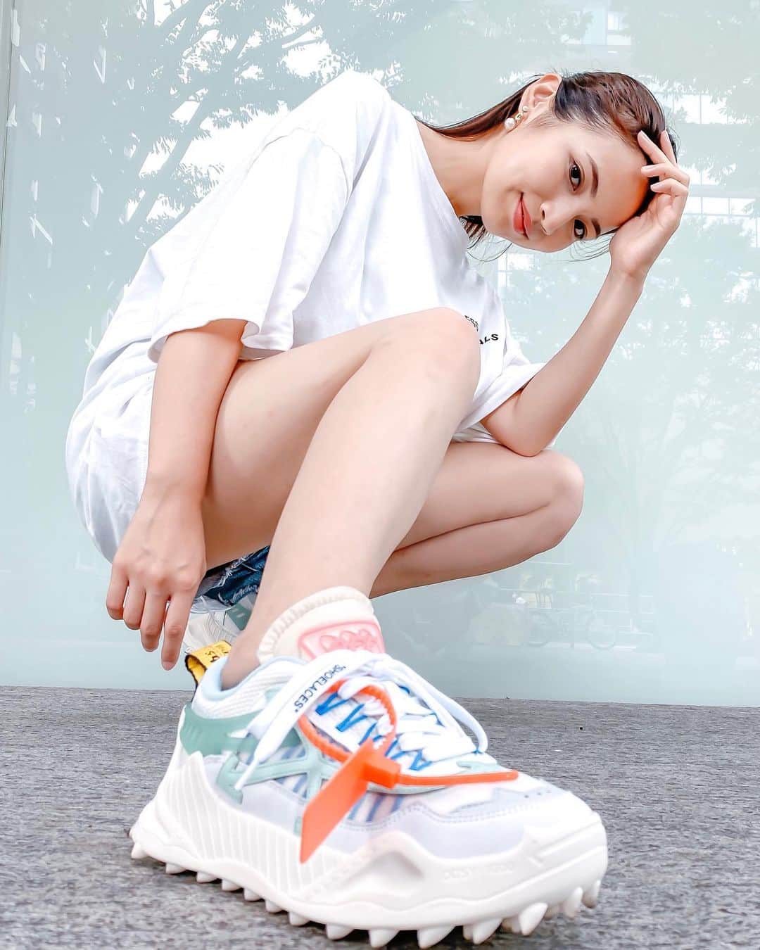 のインスタグラム：「New👟♥️♥️  スニーカーあんまり履かないけど、 履いてみたら可愛くて気に入ってしまった🤭！  せっかくなので、 #キモ撮り #kimodori #スニーカー #スニーカー女子 #スニーカーコーデ #スニーカー好き #オフホワイト #オフホワイトコーデ #sneakers #sneaker #offwhite #odsy #odsy1000 #code #fashiongram #fashion #white #sneakerstyle #ooted」