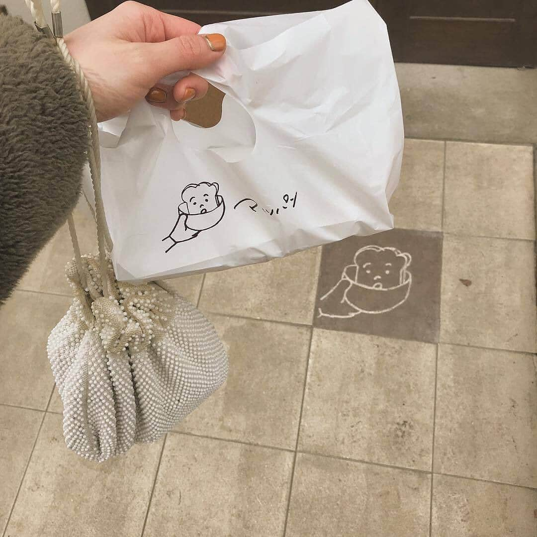 isutaさんのインスタグラム写真 - (isutaInstagram)「行列のできる福岡の絶品パン屋さん♡﻿ ﻿ ﻿ 福岡県・六本松にある「マツパン」は“いつも食卓にあって、もっとおかわりしたくなるパン”がコンセプトのパン屋さん。﻿ ﻿ ﻿ こだわりのパンは赤ちゃんの離乳食としても食べられるようなやさしい素材を使用し毎日愛情込めて焼き上げているんだそう。﻿ ﻿ ﻿ 店内にはたくさんの焼き立てパンが並び、どれにしようか迷っちゃいそう♪﻿ ﻿ ﻿ また、お店の外観と足元に描かれたキャラクターがなんとも言えないゆるかわさで記念に写真を撮る人が多いんですよ♡﻿ ﻿ ﻿ パン好きの方はぜひチェックしてみてくださいね♪﻿ ﻿ ﻿ 【マツパン】﻿ 住所：福岡県福岡市中央区六本松4-5-23﻿ TEL：092-406-8800﻿ 営業時間：8:00～18:00（売切次第終了）﻿ 定休日：月曜日、第2・4火曜日﻿ ﻿ ﻿ photo by﻿ @hmnaya﻿ @aco.s__﻿ @mrn__128﻿ ﻿ ﻿ #isuta #イスタ #isutapic﻿ #isutacafe #カフェ巡り #おしゃれカフェ #マツパン ﻿ #六本松カフェ#福岡カフェ #福岡カフェ巡り﻿ #カフェスタグラム #福岡パン #福岡パン屋﻿ #cafestagram #カフェ #カフェ好き #パン好き﻿ #お洒落な人と繋がりたい  #カフェ好きな人と繋がりたい﻿ #パン好きな人と繋がりたい」8月11日 19時03分 - isuta_jp