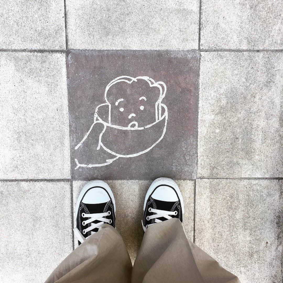 isutaさんのインスタグラム写真 - (isutaInstagram)「行列のできる福岡の絶品パン屋さん♡﻿ ﻿ ﻿ 福岡県・六本松にある「マツパン」は“いつも食卓にあって、もっとおかわりしたくなるパン”がコンセプトのパン屋さん。﻿ ﻿ ﻿ こだわりのパンは赤ちゃんの離乳食としても食べられるようなやさしい素材を使用し毎日愛情込めて焼き上げているんだそう。﻿ ﻿ ﻿ 店内にはたくさんの焼き立てパンが並び、どれにしようか迷っちゃいそう♪﻿ ﻿ ﻿ また、お店の外観と足元に描かれたキャラクターがなんとも言えないゆるかわさで記念に写真を撮る人が多いんですよ♡﻿ ﻿ ﻿ パン好きの方はぜひチェックしてみてくださいね♪﻿ ﻿ ﻿ 【マツパン】﻿ 住所：福岡県福岡市中央区六本松4-5-23﻿ TEL：092-406-8800﻿ 営業時間：8:00～18:00（売切次第終了）﻿ 定休日：月曜日、第2・4火曜日﻿ ﻿ ﻿ photo by﻿ @hmnaya﻿ @aco.s__﻿ @mrn__128﻿ ﻿ ﻿ #isuta #イスタ #isutapic﻿ #isutacafe #カフェ巡り #おしゃれカフェ #マツパン ﻿ #六本松カフェ#福岡カフェ #福岡カフェ巡り﻿ #カフェスタグラム #福岡パン #福岡パン屋﻿ #cafestagram #カフェ #カフェ好き #パン好き﻿ #お洒落な人と繋がりたい  #カフェ好きな人と繋がりたい﻿ #パン好きな人と繋がりたい」8月11日 19時03分 - isuta_jp