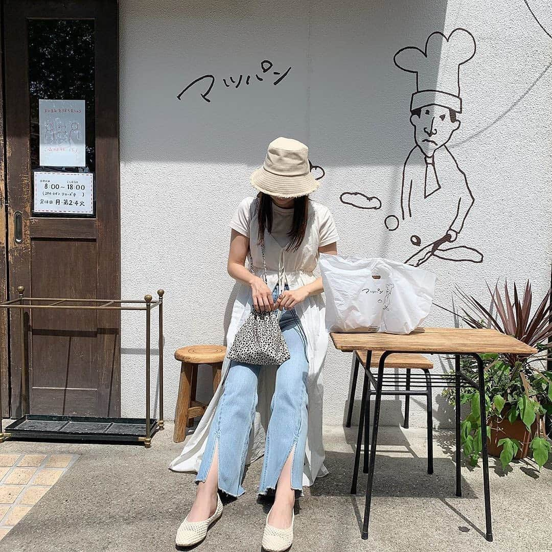 isutaさんのインスタグラム写真 - (isutaInstagram)「行列のできる福岡の絶品パン屋さん♡﻿ ﻿ ﻿ 福岡県・六本松にある「マツパン」は“いつも食卓にあって、もっとおかわりしたくなるパン”がコンセプトのパン屋さん。﻿ ﻿ ﻿ こだわりのパンは赤ちゃんの離乳食としても食べられるようなやさしい素材を使用し毎日愛情込めて焼き上げているんだそう。﻿ ﻿ ﻿ 店内にはたくさんの焼き立てパンが並び、どれにしようか迷っちゃいそう♪﻿ ﻿ ﻿ また、お店の外観と足元に描かれたキャラクターがなんとも言えないゆるかわさで記念に写真を撮る人が多いんですよ♡﻿ ﻿ ﻿ パン好きの方はぜひチェックしてみてくださいね♪﻿ ﻿ ﻿ 【マツパン】﻿ 住所：福岡県福岡市中央区六本松4-5-23﻿ TEL：092-406-8800﻿ 営業時間：8:00～18:00（売切次第終了）﻿ 定休日：月曜日、第2・4火曜日﻿ ﻿ ﻿ photo by﻿ @hmnaya﻿ @aco.s__﻿ @mrn__128﻿ ﻿ ﻿ #isuta #イスタ #isutapic﻿ #isutacafe #カフェ巡り #おしゃれカフェ #マツパン ﻿ #六本松カフェ#福岡カフェ #福岡カフェ巡り﻿ #カフェスタグラム #福岡パン #福岡パン屋﻿ #cafestagram #カフェ #カフェ好き #パン好き﻿ #お洒落な人と繋がりたい  #カフェ好きな人と繋がりたい﻿ #パン好きな人と繋がりたい」8月11日 19時03分 - isuta_jp