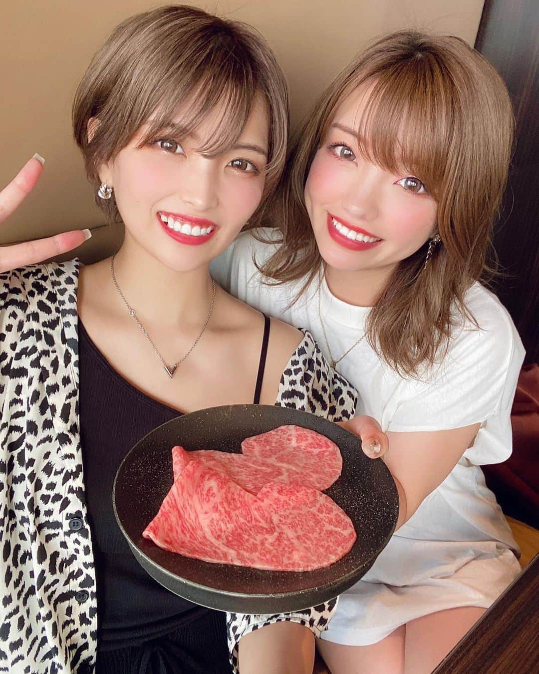 みきでりさんのインスタグラム写真 - (みきでりInstagram)「ききちゃんと銀座一丁目のうしごろで 贅沢にランチしてきたよ🐮❤️❤️❤️#飯テロ お肉の美味しさにただただ悶絶… とうもろこし茶もがぶ飲み🌽 あとパクチーサラダが美味しくて ききちゃんの分も食べちゃったww ㅤ ㅤ たまにはこういった贅沢もいいよね☺️✨✨ とっても幸せな時間だった〜〜💯💕 ㅤ ㅤ ㅤ ㅤ ㅤ ㅤ ㅤ ㅤ ㅤ ㅤ #うしごろ#うしごろ銀座#銀座グルメ#並木通り#グルメ#焼肉#サーロイン#トリュフ#ご馳走#贅沢ランチ#贅沢#ランチ#銀座ランチ#焼肉ランチ#ききまる#みきでり」8月11日 19時06分 - mikidelicious