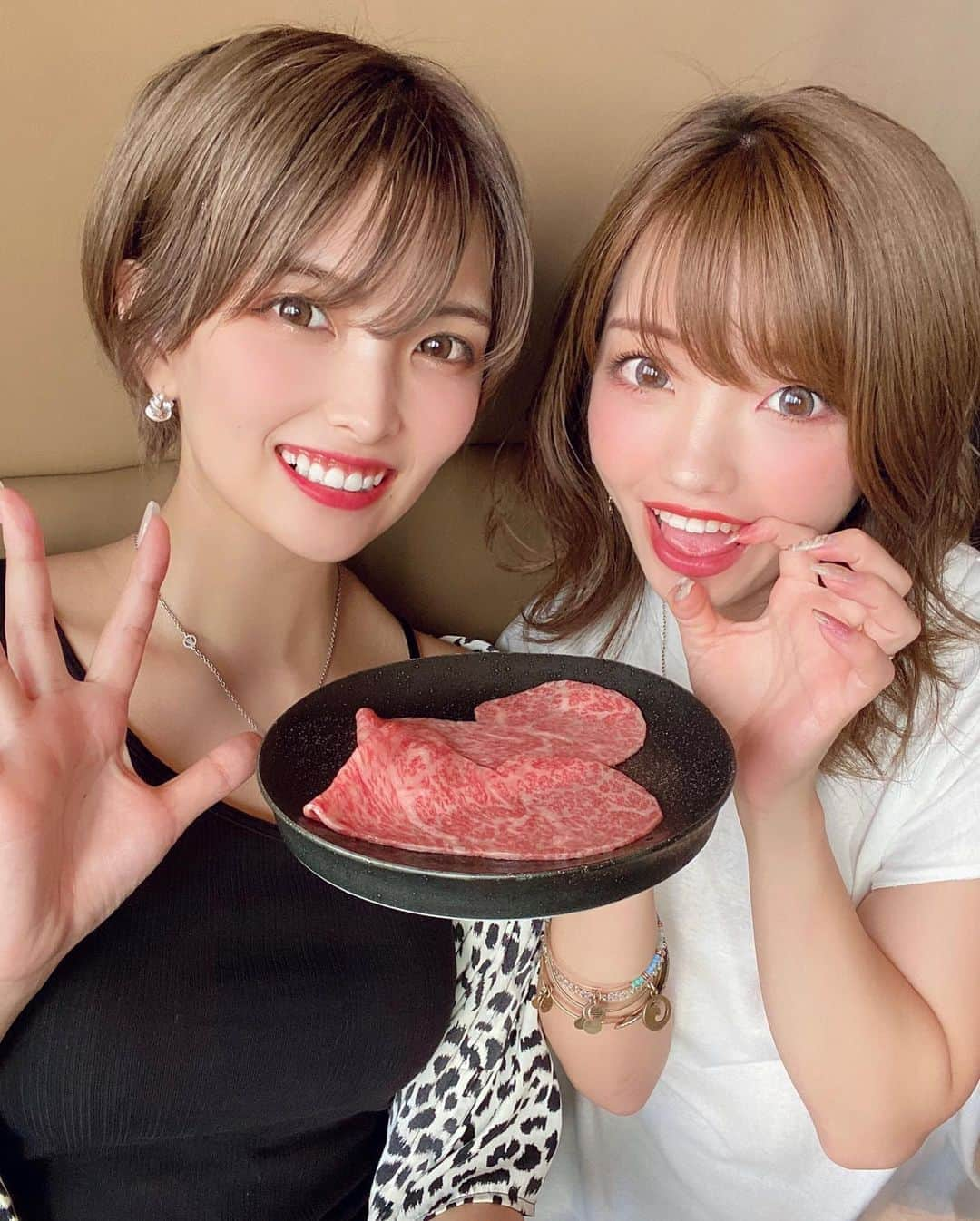 みきでりさんのインスタグラム写真 - (みきでりInstagram)「ききちゃんと銀座一丁目のうしごろで 贅沢にランチしてきたよ🐮❤️❤️❤️#飯テロ お肉の美味しさにただただ悶絶… とうもろこし茶もがぶ飲み🌽 あとパクチーサラダが美味しくて ききちゃんの分も食べちゃったww ㅤ ㅤ たまにはこういった贅沢もいいよね☺️✨✨ とっても幸せな時間だった〜〜💯💕 ㅤ ㅤ ㅤ ㅤ ㅤ ㅤ ㅤ ㅤ ㅤ ㅤ #うしごろ#うしごろ銀座#銀座グルメ#並木通り#グルメ#焼肉#サーロイン#トリュフ#ご馳走#贅沢ランチ#贅沢#ランチ#銀座ランチ#焼肉ランチ#ききまる#みきでり」8月11日 19時06分 - mikidelicious