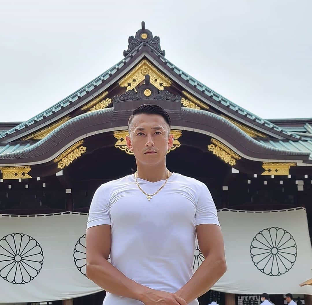 黒石高大のインスタグラム：「今週8月15日は終戦記念日なので 一足早く参拝してきた YouTubeで1分弱のメッセージ動画作ってストーリーから飛べるよーにしてあるんで 是非チェックしてください #平和 #戦争 #終戦記念日」