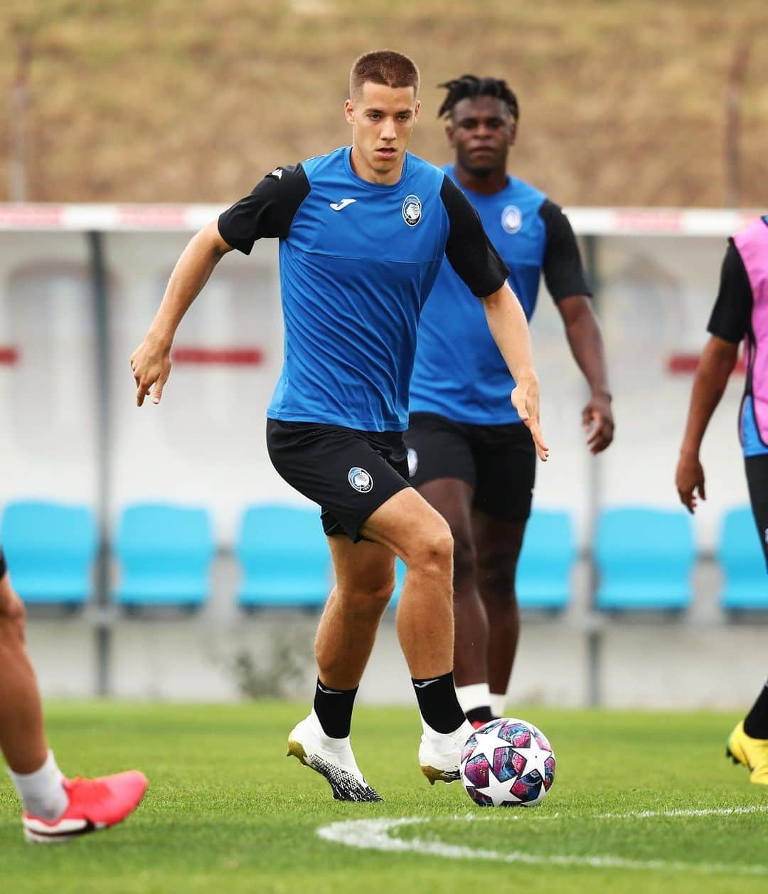 アタランタBCのインスタグラム(atalantabc) - 8月11日 19時25分Morning training 🏃‍♂️Primo allenamento a Lisbona ⚽️⠀#UCL #GoAtalantaGo ⚫️🔵 #Atalanta #BergAMO #ForzaAtalanta #football[BIHAKUEN]UVシールド(UVShield)>> 飲む日焼け止め！「UVシールド」を購入するduvanzapata91mattiacaldarapalominooficialpasalicmario