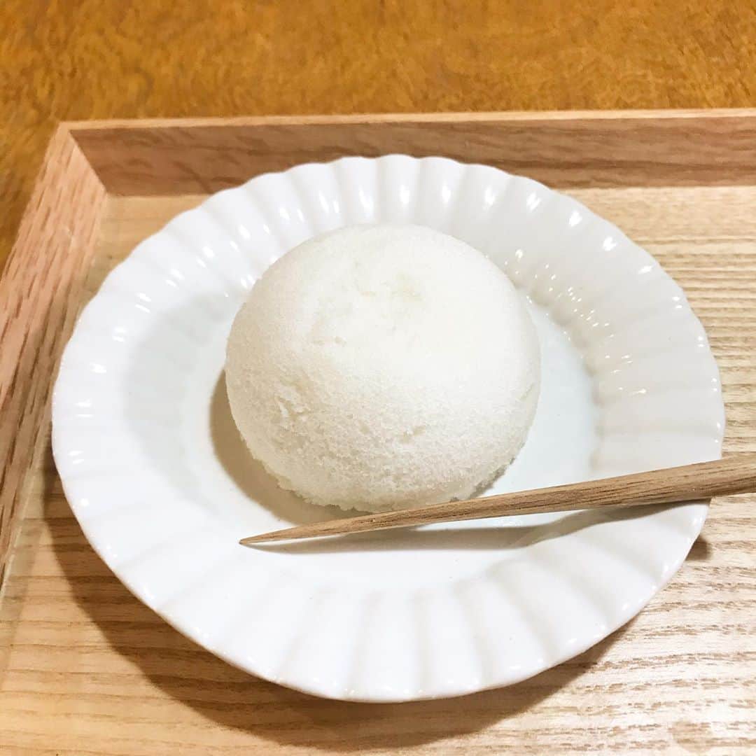 福田葉子さんのインスタグラム写真 - (福田葉子Instagram)「萩の月、東京駅グランスタ限定ミルク味、おいし〜い‼️  厳密には萩の月の姉妹品「萩の調　煌ホワイト」なのだそうだがとにかくおいしい。本家より好き。白い黄身のホワイトエッグとなんかいい牛乳を使っているらしい。ミルキーでほんのり甘くて上品。いやこれはおいしい。 新しく増築されたグランスタに初出店、東京初の常設店だとか。もちろん並んでたけど案外すんなり買えました。ここでしか買えないのだからもう新たな東京土産といってもいいのでは。ただお土産にするにはもったいない、自分用も絶対買うべき。おすすめ。 #haginotsuki #sweets #japanesesweets #tokyo #rimited #yummy #good #milk #whiteeggs #萩の月　#萩の調煌ホワイト　#萩の調　#東京駅　#グランスタ　#限定　#ホワイトエッグ　#白　#牛乳　#おいしい　#和菓子　#お土産　#菓匠三全」8月11日 19時25分 - yoyoyokoko