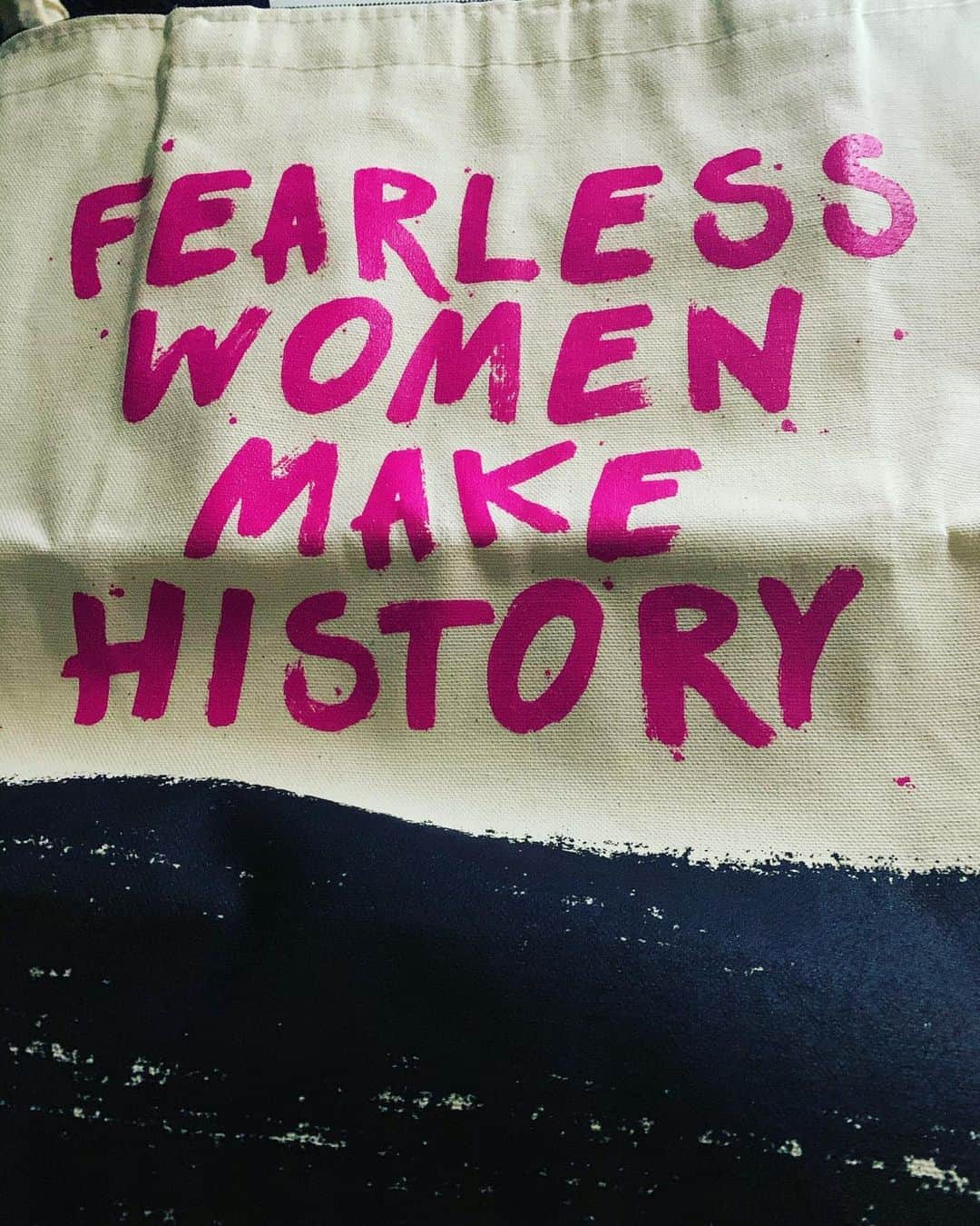 YURIさんのインスタグラム写真 - (YURIInstagram)「...or better yet, “fearless women make #HERstory “ #boom #strand @strandbookstore トート。#word」8月11日 19時25分 - divafreshyuri