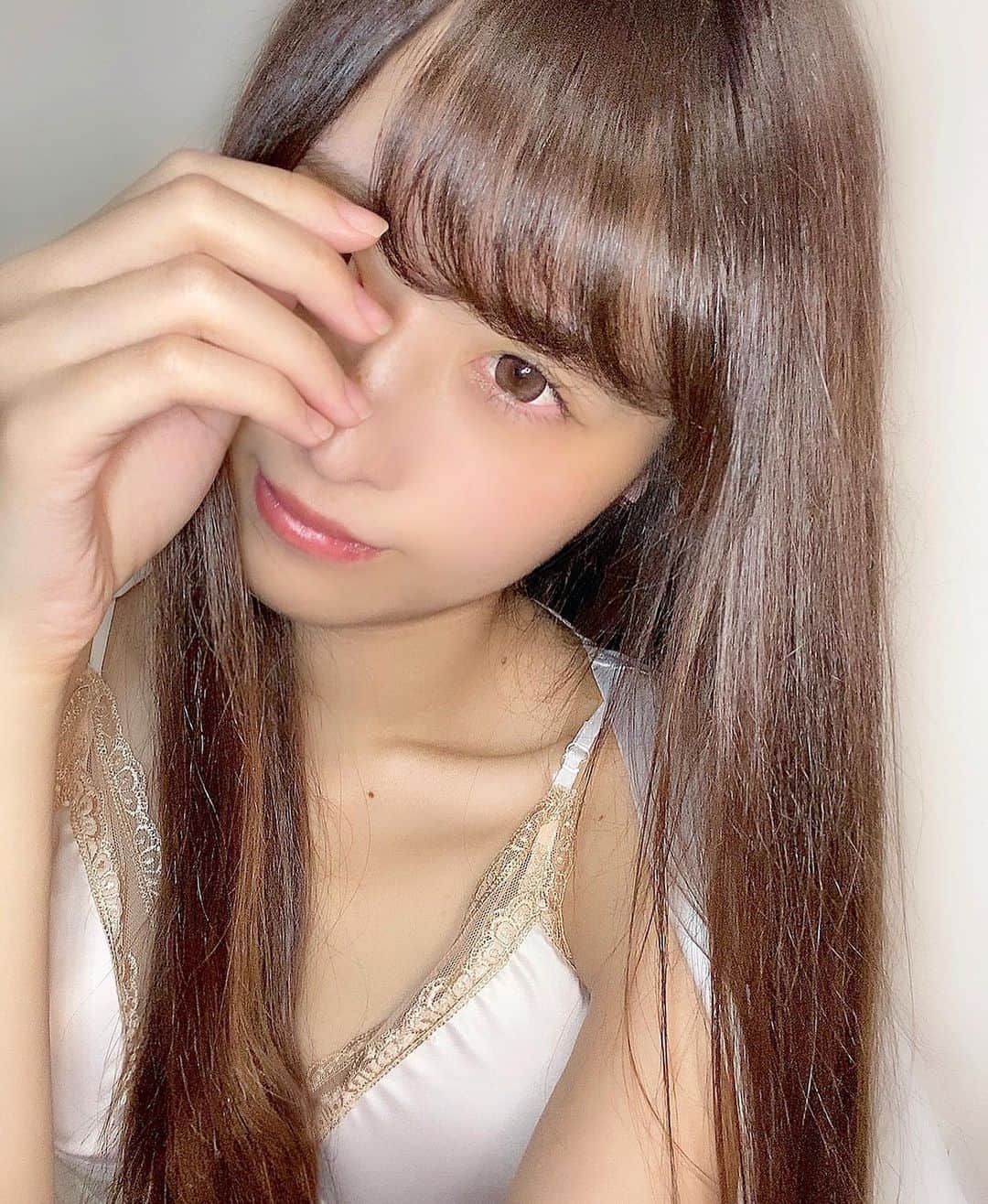 のインスタグラム：「🤫㊙️↑の♥と右上の🔖しおりマーク【２つ】タップして下さったら教えて下さい🥺💗﻿ ﻿ ﻿ ☝️🏻２つのタップ後、﻿ 絵文字コメントもぜひです🙇🏻‍♀️﻿ ぱじゃまは何派ですか⁉️﻿ 教えてください！✍🏻✍🏻✍🏻（返信させて下さい🙇🏻‍♀️）﻿ ﻿ ⬇️⬇️⬇️本日の文章はもう少し下にあります⬇️⬇️⬇️ ﻿ ﻿ ﻿ ﻿ ​───────​─❌❌❌───​──────﻿ ・ネット上胡散臭くてごめんなさい﻿ ・写真は奇跡の一枚で、実物はどぶねずみです﻿ ・ぴちゅという名前で呼ばれています﻿ ・声非常に低く、クシャミは驚かれるレベルです﻿ ​───────​─❌❌❌───​──────﻿ ﻿ 動画は計４００万、﻿ フォロワー計１４万名、インスタは４５,０００名になりました。﻿ 本当に嬉しいです。いつも誠にありがとうございます。﻿ よく言われるマイナスイメージ❌は👇🏻をご覧下さい。﻿ 最近も１,４００～５,０００名程の方々いいね、﻿ ２００～５００件程のコメントありがとうございます。（数枚除く）﻿ ﻿ ✱ストーリーやフィードでのタグ付けも嬉しいです！﻿ いいねさせていただいております😭🙏🏻❤︎.*﻿ ﻿ ​───────​───────​───────﻿ ﻿ ﻿ ﻿ ⬇️⬇️⬇️やっと本日の本文です⬇️⬇️⬇️﻿ ﻿ ﻿ ﻿ 片目を隠すと盛れるらしいです。﻿ ﻿ ………やってみました。﻿ ❌別人❌のように盛れました。﻿ ﻿ ﻿ ﻿ この前のブスすぎるサムネのリール動画﻿ いいねしてくださりありがとうございました！﻿ ﻿ また気持ち悪い動画を撮ってみようと思います﻿ 💪🏽( ¨̮ 💪🏽)﻿ 見てくれますか⁉️﻿ 💪🏻( 'ω'💪🏻)﻿ ﻿ たまには白パジャマも🤤﻿ ワンピースなのです！﻿ 羽織も着いているので冷房の冷え対策にも！﻿ ﻿ 右にスワイプすると動画もあります！﻿ 異常な程にチョウチョが飛び回ってる！﻿ ﻿ 「鎖骨がでているとやせてみえるよ」﻿ と言われ、﻿ 鎖骨まわりの筋肉に力を入れて強調してみました。﻿ ﻿ 今回も、つりそうでした。﻿ ﻿ 現実世界でも痩せられるよう﻿ がんばります。ふぅ。。﻿ ﻿ ﻿ ​───────​───────​───────﻿ ﻿ Tiktokアプリでpichu921のフォローをお待ちしています。﻿ （フォロー後ぜひ教えて下さい！）﻿ 変顔ばかりですが…🤮﻿ ３万名の方フォローありがとうございます。﻿ こんな動画みたい、などあれば教えて下さい！﻿ チャレンジします！﻿ ﻿ pajama stellatokyoさん♡﻿ ﻿ ​───────​───────​───────﻿ ﻿ ※先日の9このコラージュ画像投稿に﻿ 🏅会社、サイバーエージェントや﻿ ABEMA（AbemaTV）でいただきました﻿ 表彰🥇反省点❌﻿ 仕事について記載しております。﻿ その左上画像投稿は﻿ いいね４,６００名コメント４６０件﻿ ありがとうございます😞🙏🏻❤︎.*﻿ ﻿ ​───────​───────​───────﻿ ﻿ 「仕事内容＆－１２㌔ダイエットについて」は﻿  @pichu921 を押してプロフィールを参照下さいませ🙇🏻‍♀️﻿ 「よくいただく質問」や「マイナスイメージ❌」﻿ については、インスタのプロフィール下の﻿ ハイライトタイトル【🚹❌質問へ】へ🙇🏻‍♀️﻿ ﻿ ​───────​───────​───────﻿ ﻿ 🔔通知がすぐに届く方法🔔﻿ @pichu921 を押して【メッセージ】の横の﻿ 【フォローする】を押すと【フォロー中▽】となり、﻿ ここをもう一度押すと【お知らせ】があります。﻿ そのチェックを全てONにすると、﻿ 通知が届くようになります☑️﻿ 早いコメントは基本返信させていただいております。﻿ ぜひ、お待ちしております🙇🏻‍♀️ ﻿ ﻿ ​───────​───────​─────── ﻿ ﻿ ※実はいいねして下さった方の投稿を、﻿ たまにいいねさせて頂いております…🤫㊙️﻿ . .  #stella_tokyo #ootd #japanese #japanesegirl#girl#photooftheday #summertime #summer #photography #portrait #picoftheday #happy #photoshoot #makeup #cute#beautiful#beauty pajama #photo #instagood #follow #followme self#shooting pajama#love」