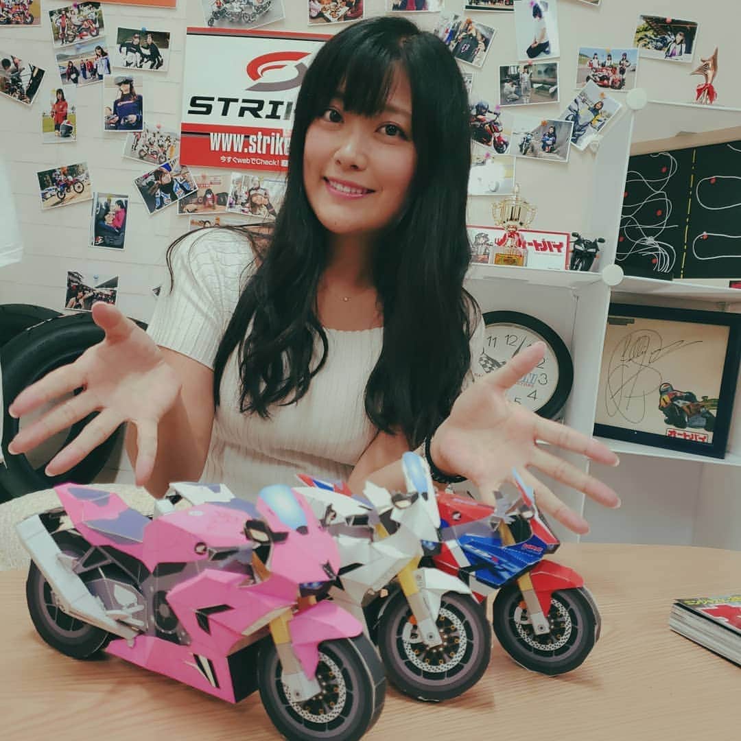 国友愛佳のインスタグラム：「ペーパークラフトでCBRつくりました(*･∀･*) 愛佳はピンクに塗って作ったよー♡ . . #紙CBR1000RRR　#オートバイ女子部　#オト女　#バイク女子　#国友愛佳　#グラビアアイドル 　#あいかつん」