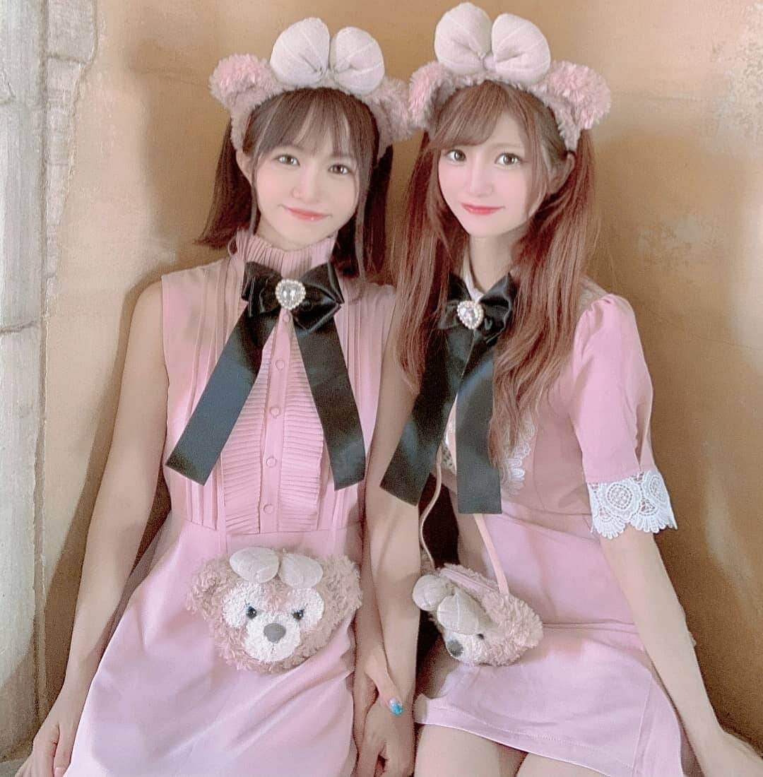 眞白ありすさんのインスタグラム写真 眞白ありすinstagram ピンクのワンピースでシェリーメイの双子コーデしてきたよ 入口近くのミニー通りで撮ったの ちょうど座れるところあって可愛すぎた 湿気で前髪死んでる メディテレーニアン