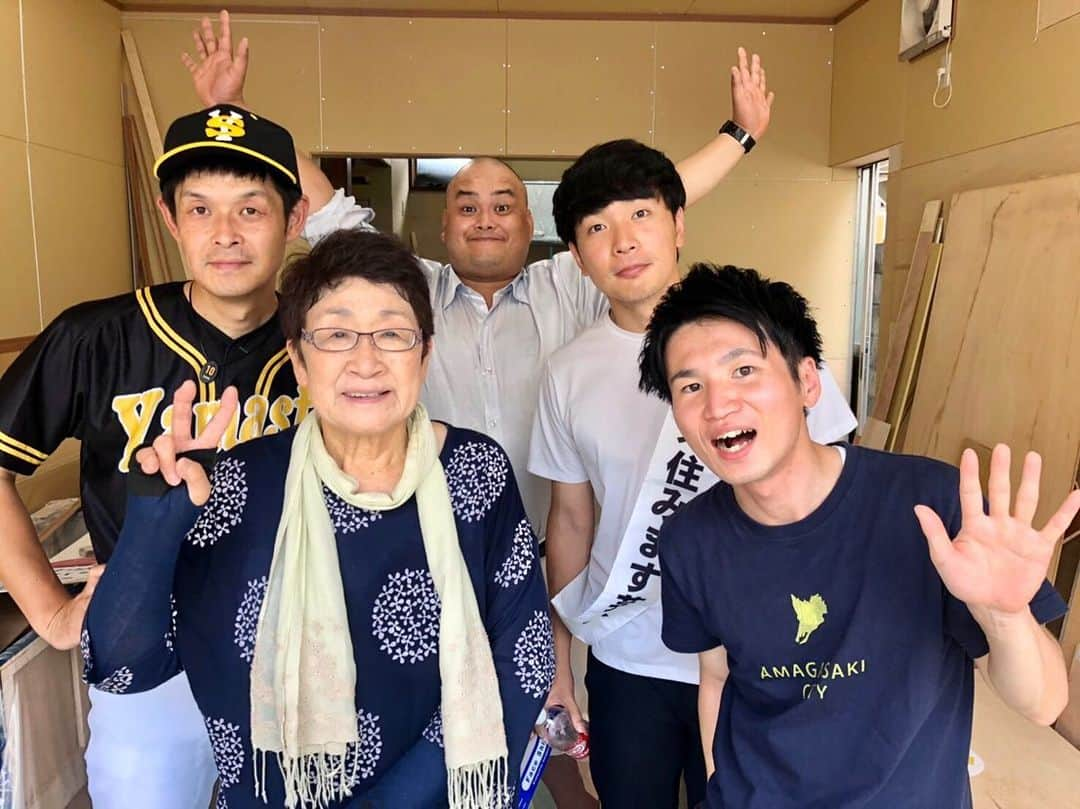 小山英機のインスタグラム：「. 先日、尼崎で子ども食堂「晴れるや」をされている西さんのところへ行かせて頂きました😆 給付金なども全て改装費に回して子供たちの笑顔のために頑張っておられます！！ 皆様もご協力宜しくお願い致します🙇🏻 . #写真の時だけマスク外してます #なぜか元芸人で同期で元虎オリオンで元鬼小町の桂山もいてました」