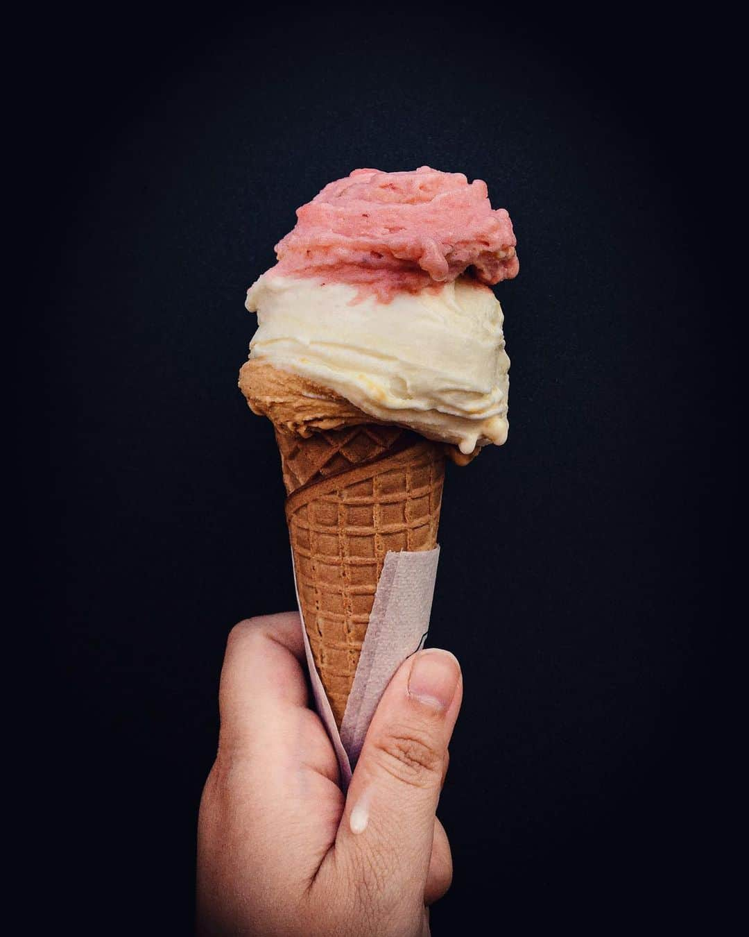 Saghar Setarehさんのインスタグラム写真 - (Saghar SetarehInstagram)「When it comes to ice cream flavor combination, I have certain unwritten, albeit strict rules:  1. Believe it or not, hot summer days are too warm to have something as "hot" and intense as chocolate, so I usually skip any chocolate flavor for something fresh, and possibly fruity. In the winter however, in those rare occasions I do get an ice cream (it's too cold!), I usually get a dark chocolate with a citrusy flavor (blood oranges!), or persimmon, or other winter fruit. Whipped cream on top is also only for winter to ease down the virility of these strong flavors. Too much for summer.🙅🏻‍♀️🍫  2. Unless it's some ice cream shop with too many weird flavors (out of season and/or bright colors fruit). In that case stick to the classics: chocolate, coffee, and these things. There's less chance of having unnatural, synthetic ingredients inside.  3. Golden rule: for every cone with a sweet flavor (custard, pistachio, walnuts, or anything based on creams as they say in Italy), there should be one very sour flavor, usually lemon or yogurt. Sometimes another citrus, rarely strawberries, if you know their fruit flavors aren't too sugary.🍋🍋🍋  4. You can bend these rules if you're at a very good and trusted ice cream shop, just to taste different things. (Not the sweetness vs. acidity, I just can't have an ice cream that's all too sweet). This cone is from @picogelato , in my opinion THE BEST gelato shop in Rome, with natural and intense flavors, where you can hardly make a mistake. My absolute favorite "pane, burro e marmellata", bread, butter and jam, and it's just delicious. They also have a couple of variations on yogurt (yay acidity!), and their fruit flavors are divine! Absolutely natural and always changing with the seasons. This one for example was with strawberries (light and not too sweet), white chocolate and Passionfruit (already balanced in sweetness and acidity), and dulce de leche, something they're very famous for.🍨  What are your favorite ice cream flavors? Classic strawberries and pistachios? 🍦🍓  #FlavorsAndEncounters #Gelato #Icecream  P.S. obvsly NOT sponsored.」8月11日 19時39分 - labnoon