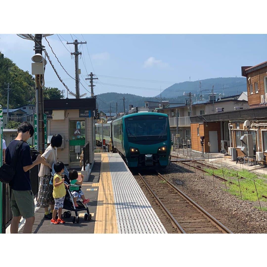 鈴川絢子さんのインスタグラム写真 - (鈴川絢子Instagram)「去年の今頃は何してたかなぁと画像を見返してみると、しまい込んでいた思い出たちがたくさんあったので載せていきたいと思います📷﻿ ﻿ これはちょうど一年前﻿ 『可愛い子には青森させよ』という、YouTuber×青森県さんとのお仕事のとき。﻿ @aomori_saseyo   家族で鉄道以外も色々満喫した夏の青森旅、楽しかったなぁ☺️🍎﻿ ﻿ #可愛い子には青森させよ」8月11日 19時51分 - suzukawaayako