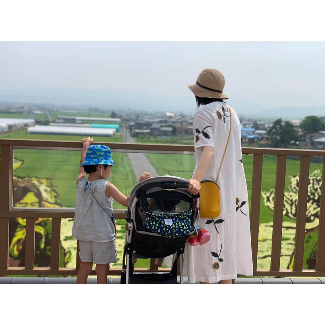 鈴川絢子さんのインスタグラム写真 - (鈴川絢子Instagram)「去年の今頃は何してたかなぁと画像を見返してみると、しまい込んでいた思い出たちがたくさんあったので載せていきたいと思います📷﻿ ﻿ これはちょうど一年前﻿ 『可愛い子には青森させよ』という、YouTuber×青森県さんとのお仕事のとき。﻿ @aomori_saseyo   家族で鉄道以外も色々満喫した夏の青森旅、楽しかったなぁ☺️🍎﻿ ﻿ #可愛い子には青森させよ」8月11日 19時51分 - suzukawaayako