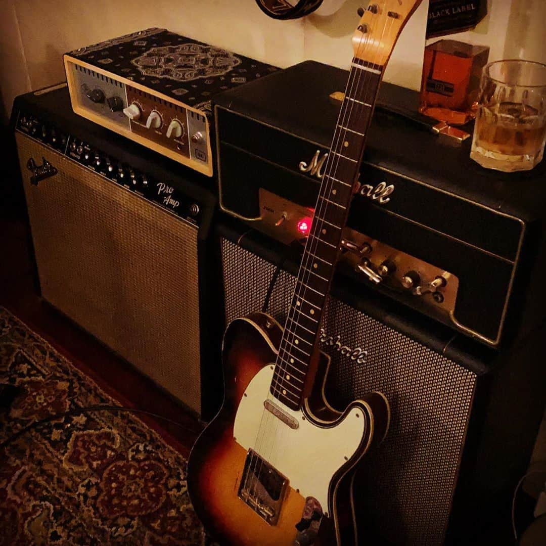 浅田信一さんのインスタグラム写真 - (浅田信一Instagram)「🎸&🥃😋  #fendertelecaster  #customtelecaster  #fendercustomtelecaster #vintageguitar  #vintageguitars  #marshallamps  #fenderamps」8月11日 19時45分 - asada_shinichi