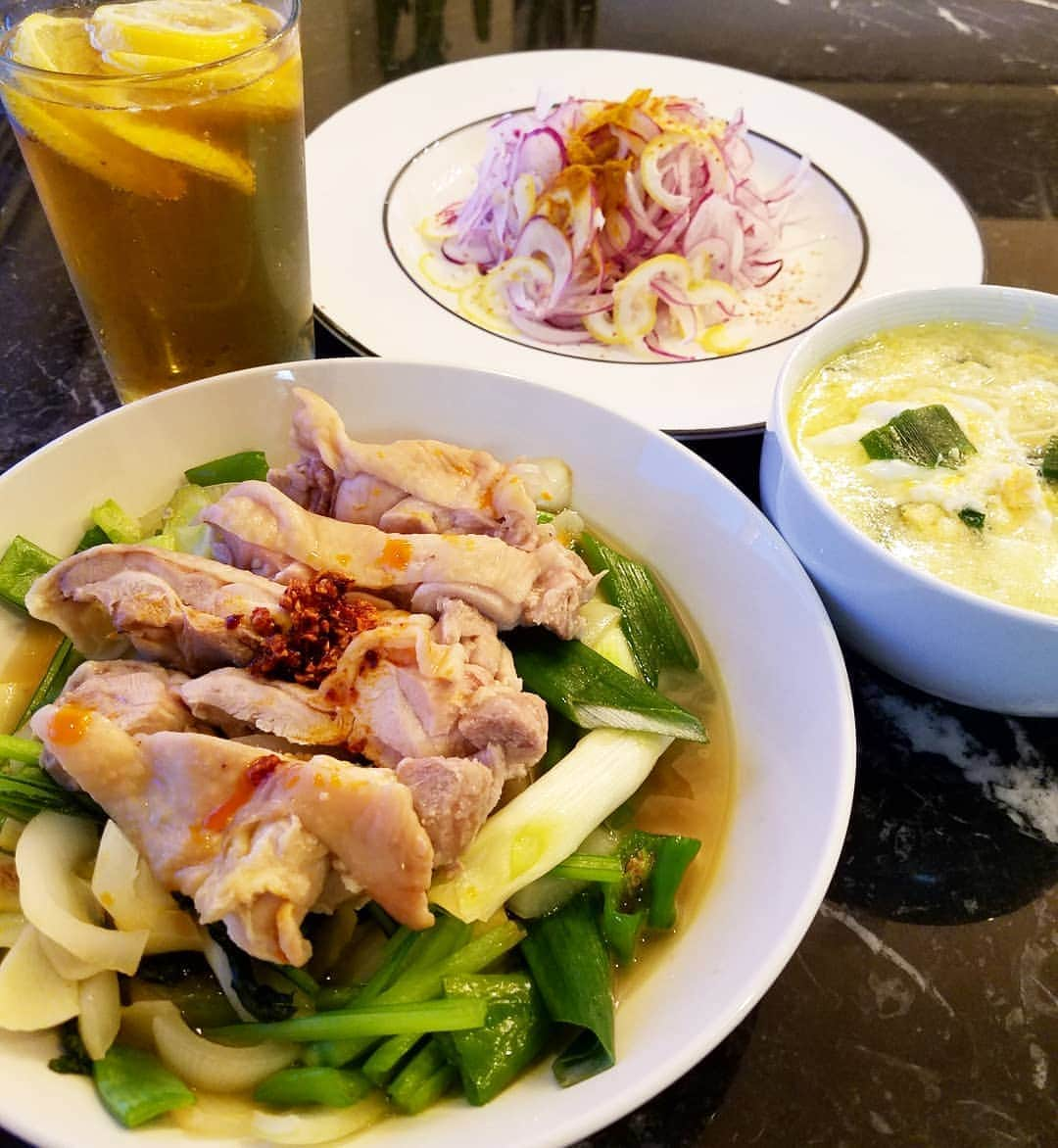 黒田啓蔵さんのインスタグラム写真 - (黒田啓蔵Instagram)「今日の夜ご飯も家ご飯✨ 蒸し鶏と野菜、オニオンスライス、玉子ス―プ。 いただいてまぁ~す。 ちなちに禁酒、四日目です。 #夜ご飯#家ご飯#蒸し鶏#野菜#オニオンスライス#玉子スープ」8月11日 19時46分 - kurodakeizo