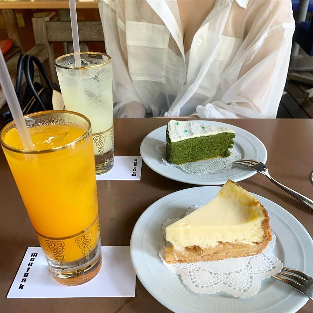 のインスタグラム：「【明治神宮前　モントーク】 オシャレカフェで食べる美味しいケーキ🐒 ㅤㅤㅤㅤㅤㅤㅤㅤㅤㅤㅤㅤㅤ 🏠#明治神宮前　#モントーク 🚶‍♂️明治神宮前駅徒歩2分 📖アップルチーズケーキ(¥600+tax) 抹茶ホワイトチョコ(¥600+tax) フレッシュジュース(¥700+tax)×2  表参道の隠れ家カフェ！ ㅤㅤㅤㅤㅤㅤㅤㅤㅤㅤㅤㅤㅤ 人気のアップルチーズケーキは アップルパイとチーズケーキか同時に食べられるハイブリッドなスイーツ。 ケーキは柔らかくてりんごがしゃきしゃき 下の生地はしっとり。 りんごはアップルパイみたいにしっとりはしてない感じ。 言うてチーズが主役。 ㅤㅤㅤㅤㅤㅤㅤㅤㅤㅤㅤㅤㅤ　 見た目の可愛い方は抹茶のホワイトチョコ 抹茶がめっちゃ濃厚 シフォンケーキをズッシリにした感じ。 チョコ感あり。ねっとりした食感。 こればかうまい。  どっちも美味しいけど半分こして大正解！がちでうまかったー チーズケーキ目当てで行って油断してたけど抹茶がまじで優勝してた。 ㅤㅤㅤㅤㅤㅤㅤㅤㅤㅤㅤㅤㅤ  フレッシュジュースも果肉入りうまうま。  席数多い。中は暗くて雰囲気よし。 お一人様も楽勝。デートにいい感じ。 この日エアコン壊れてたからテラス席行った。 テラス席は7テーブルあって日陰で風通しいい。 内輪もわたされる。 ㅤㅤㅤㅤㅤㅤㅤㅤㅤㅤㅤㅤㅤ ここはほんとに最高！  東京都渋谷区神宮前6-1-9 ㅤㅤㅤㅤㅤㅤㅤㅤㅤㅤㅤㅤㅤ  営業時間 11:00～翌3:00」